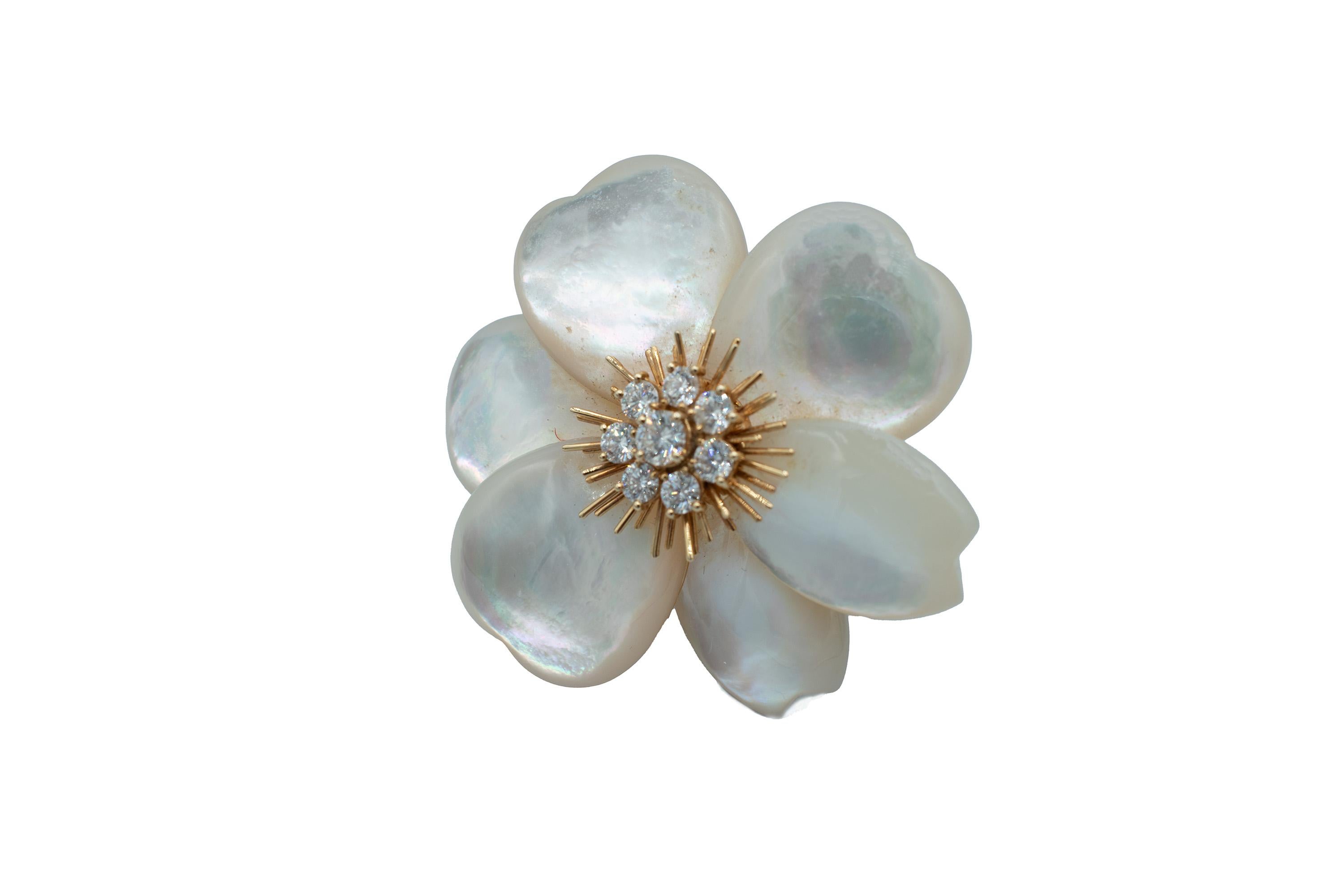 Van Cleef & Arpels 'Rose de Noel' Clip, Perlmutt Diamant Gold Brosche im Zustand „Hervorragend“ im Angebot in London, GB
