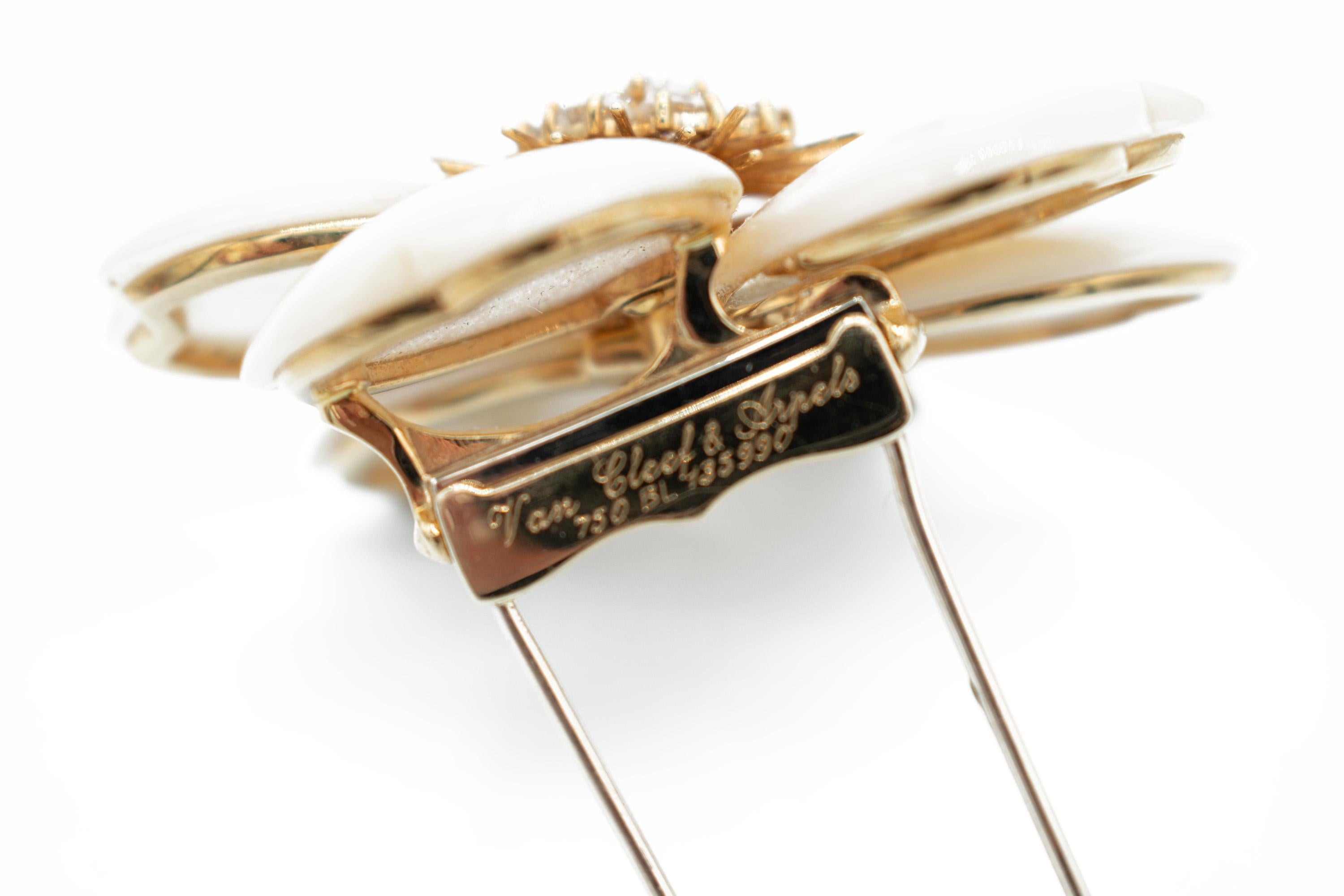 Van Cleef & Arpels 'Rose de Noel' Clip, Perlmutt Diamant Gold Brosche für Damen oder Herren im Angebot