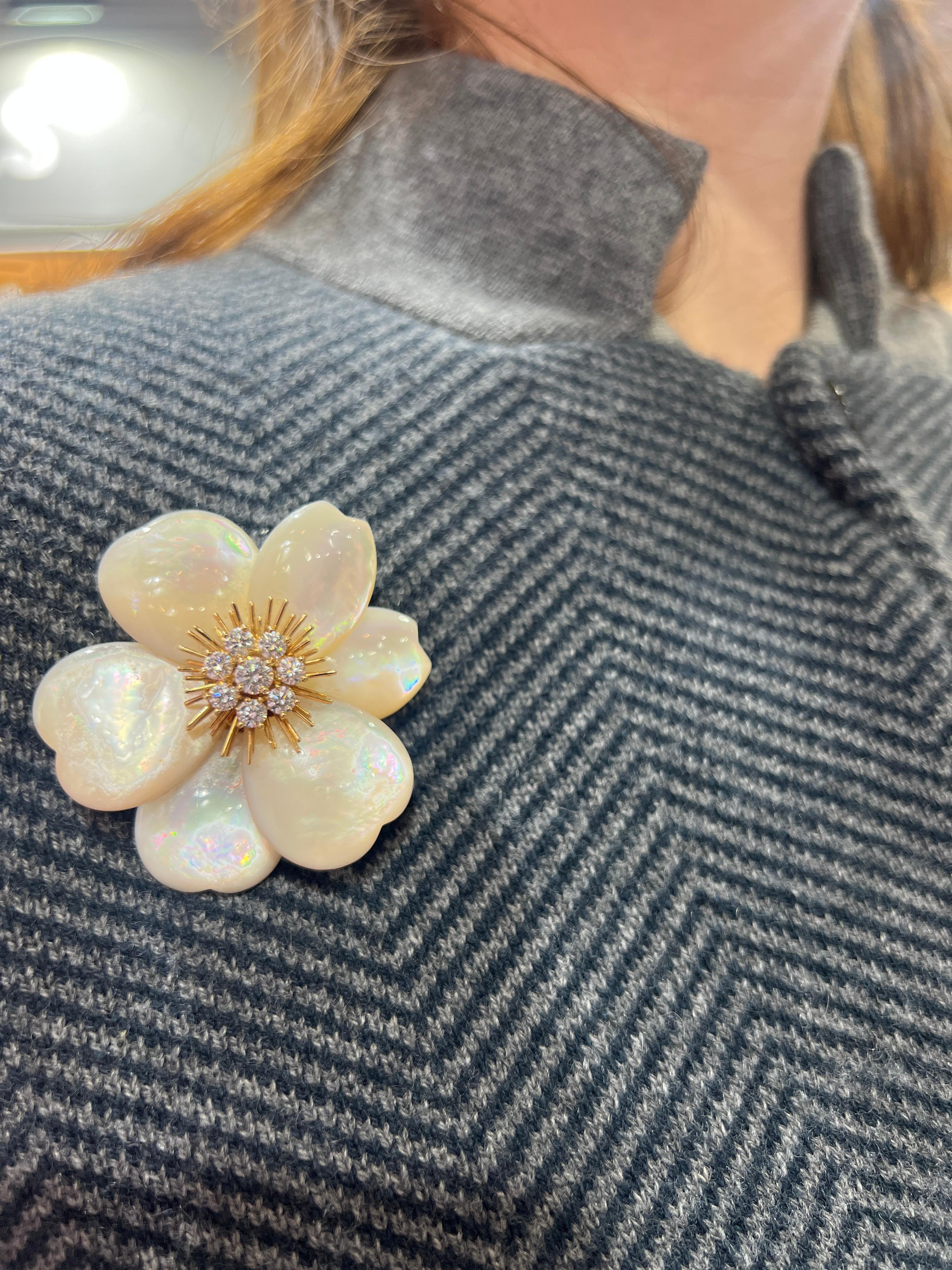 Van Cleef & Arpels 'Rose de Noel' Clip, Perlmutt Diamant Gold Brosche im Angebot 1