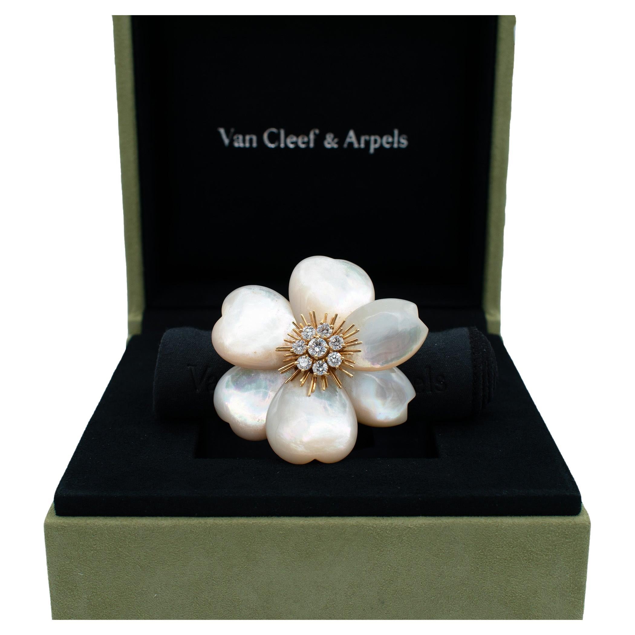 Van Cleef & Arpels 'Rose de Noel' Clip, Perlmutt Diamant Gold Brosche