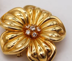 Van Cleef & Arpels, collier convertible Rose De Noel en or 18 carats et diamants