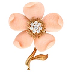 VAN CLEEF & ARPELS Broche de coral y diamantes Rose De Noel