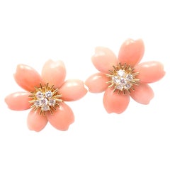 Van Cleef & Arpels Boucles d'oreilles en or jaune Rose de Noel en diamant et fleur de corail