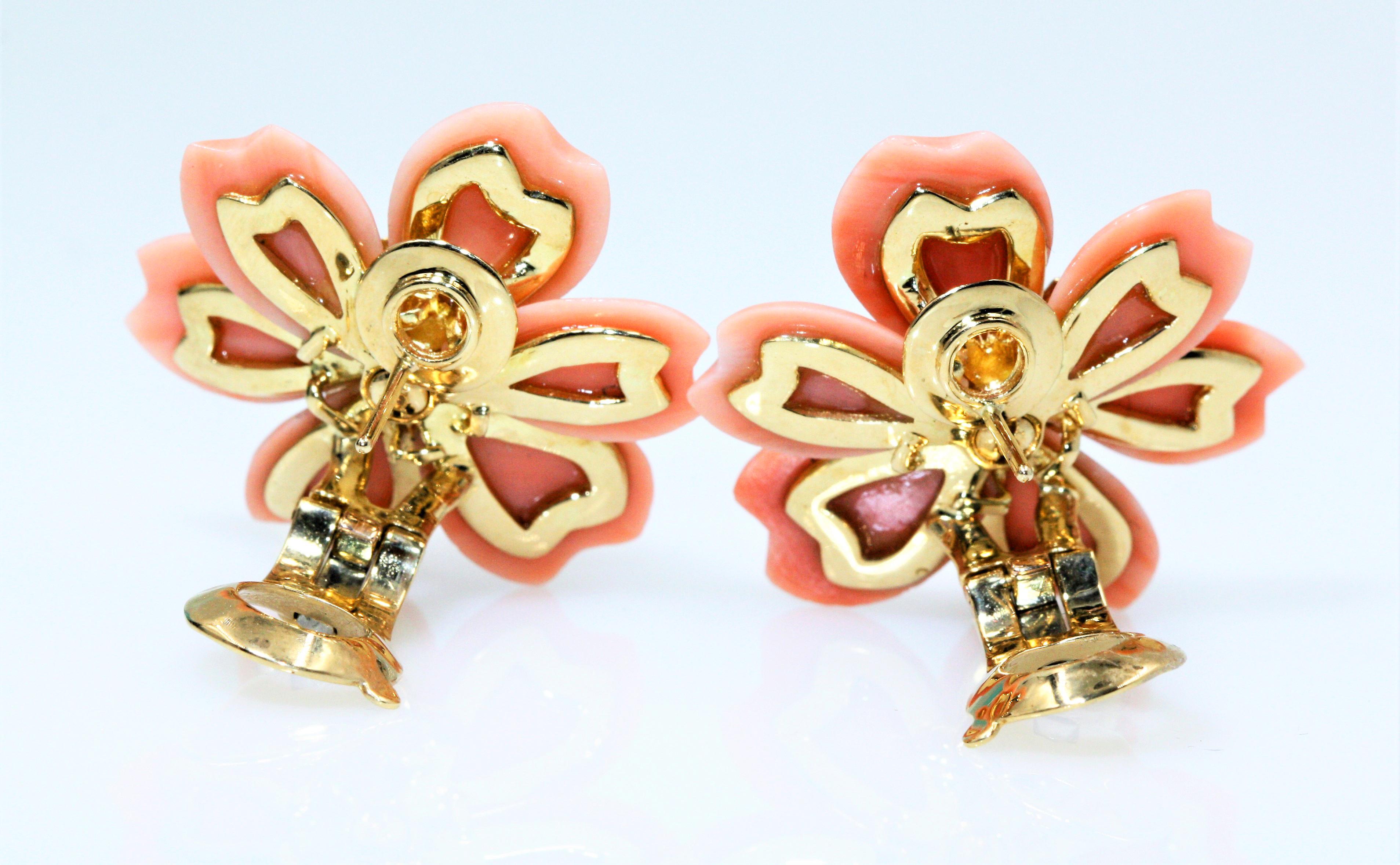 Van Cleef & Arpels Rose De Noel Flower Coral Earring Medium Model, Gold, Diamond In Excellent Condition For Sale In New York, NY