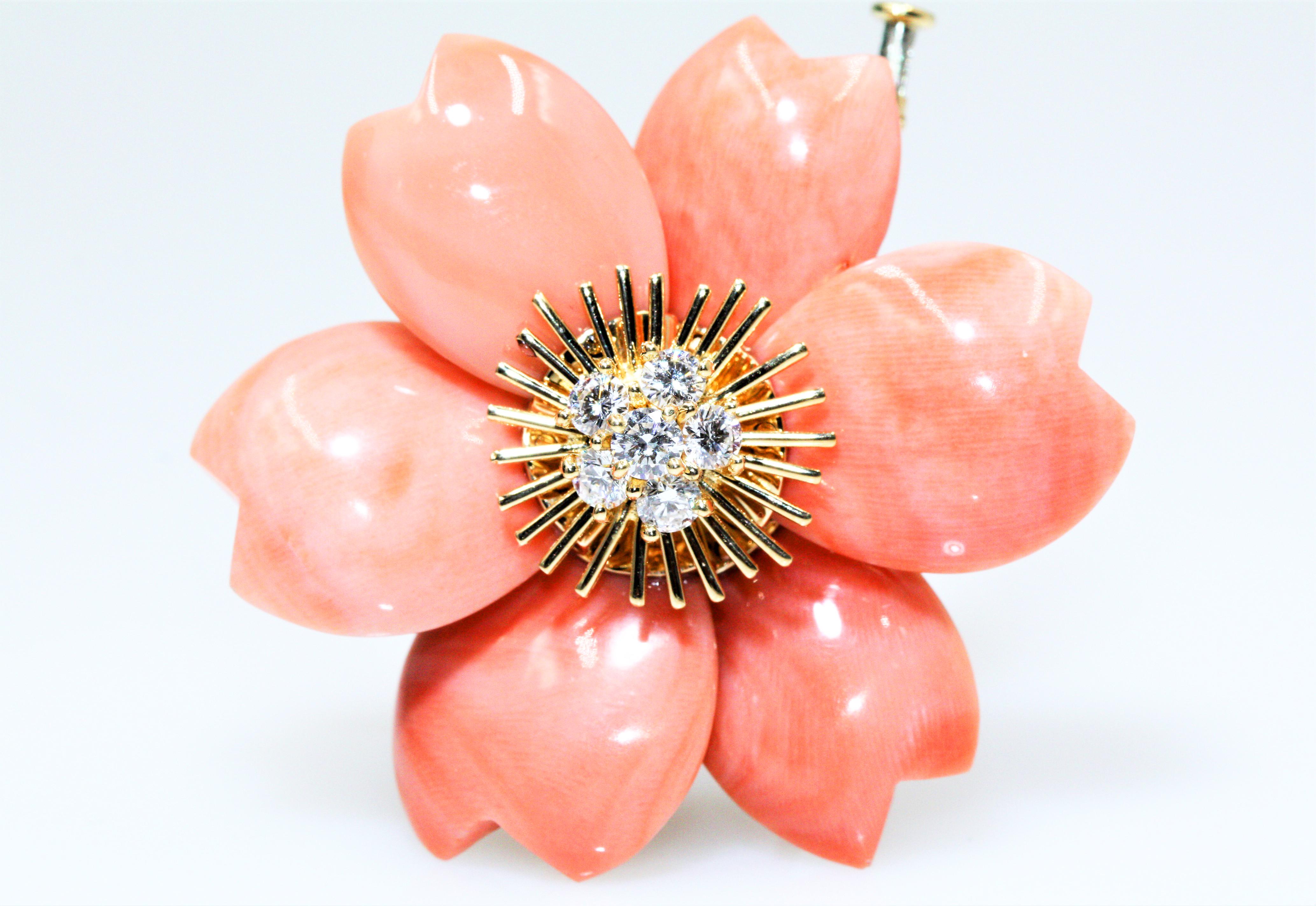 Van Cleef & Arpels Rose De Noel Flower Coral Medium Brooch, Yellow Gold, Diamond In Excellent Condition For Sale In New York, NY