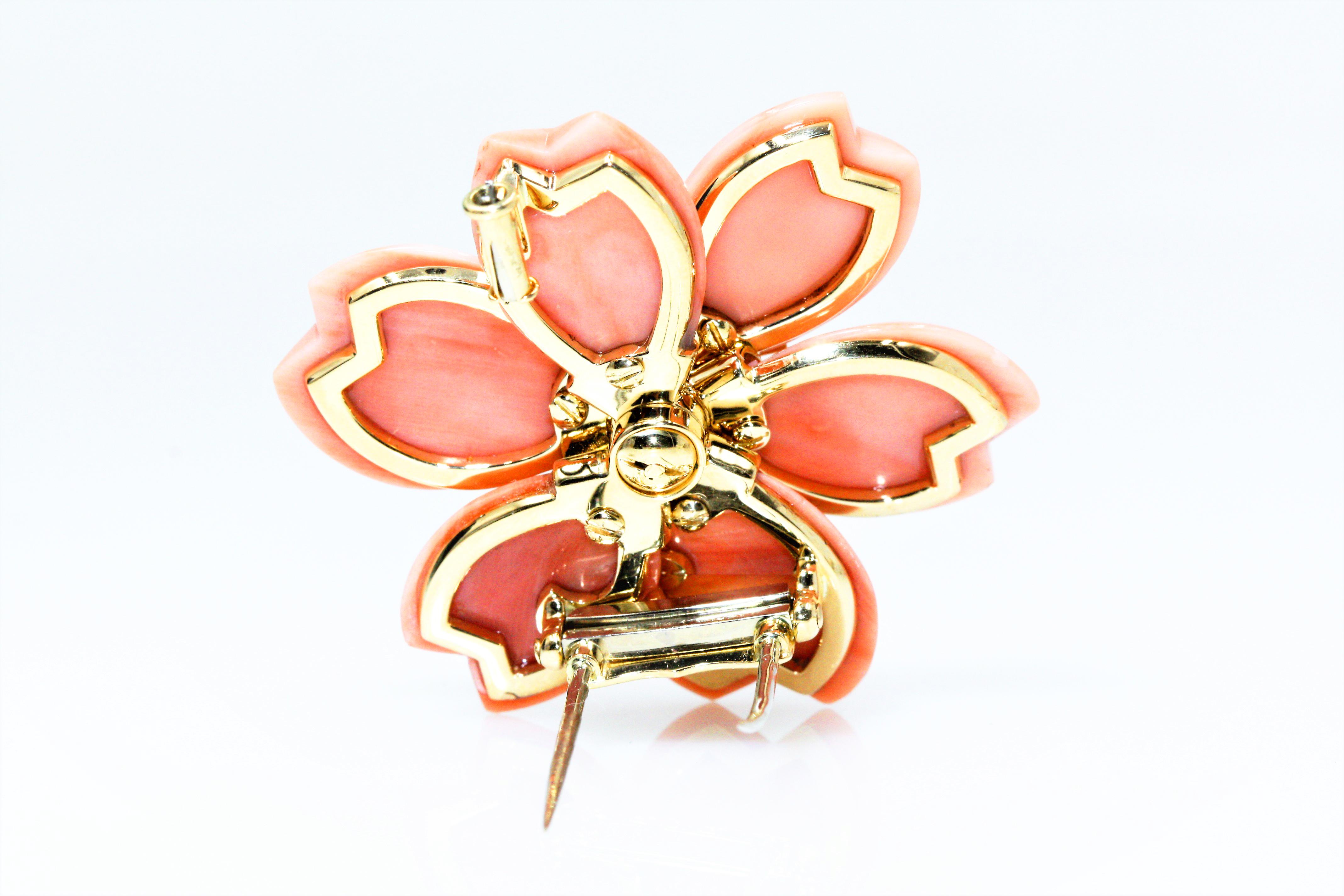 Van Cleef & Arpels Rose De Noel Flower Coral Medium Brooch, Yellow Gold, Diamond For Sale 2