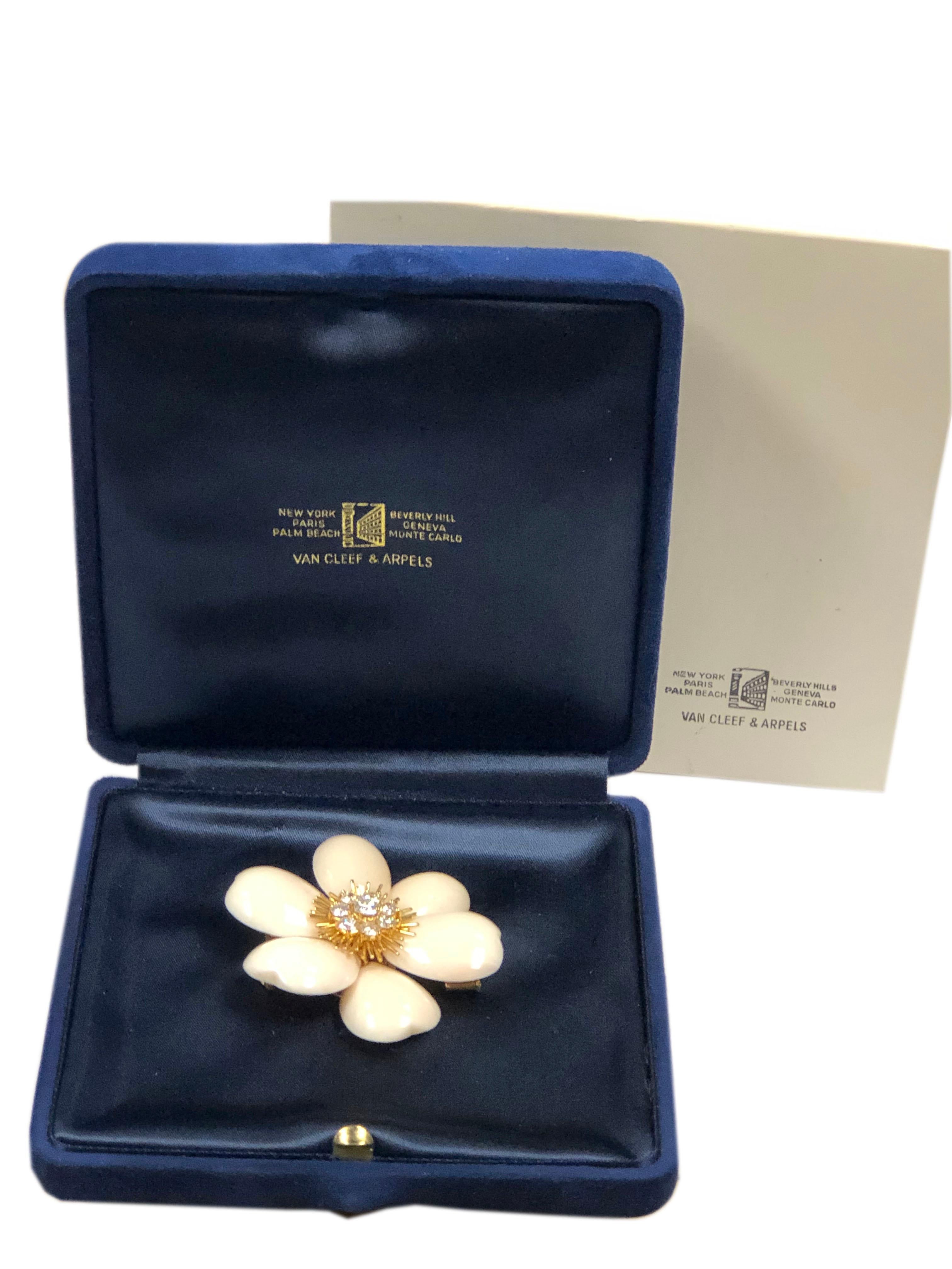 Van Cleef & Arpels Rose de Noel Gold Diamonds and Coral Large Clip Brooch In Excellent Condition For Sale In Chicago, IL