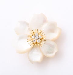 Van Cleef & Arpels Broche Rose de Noël en or, nacre et diamants