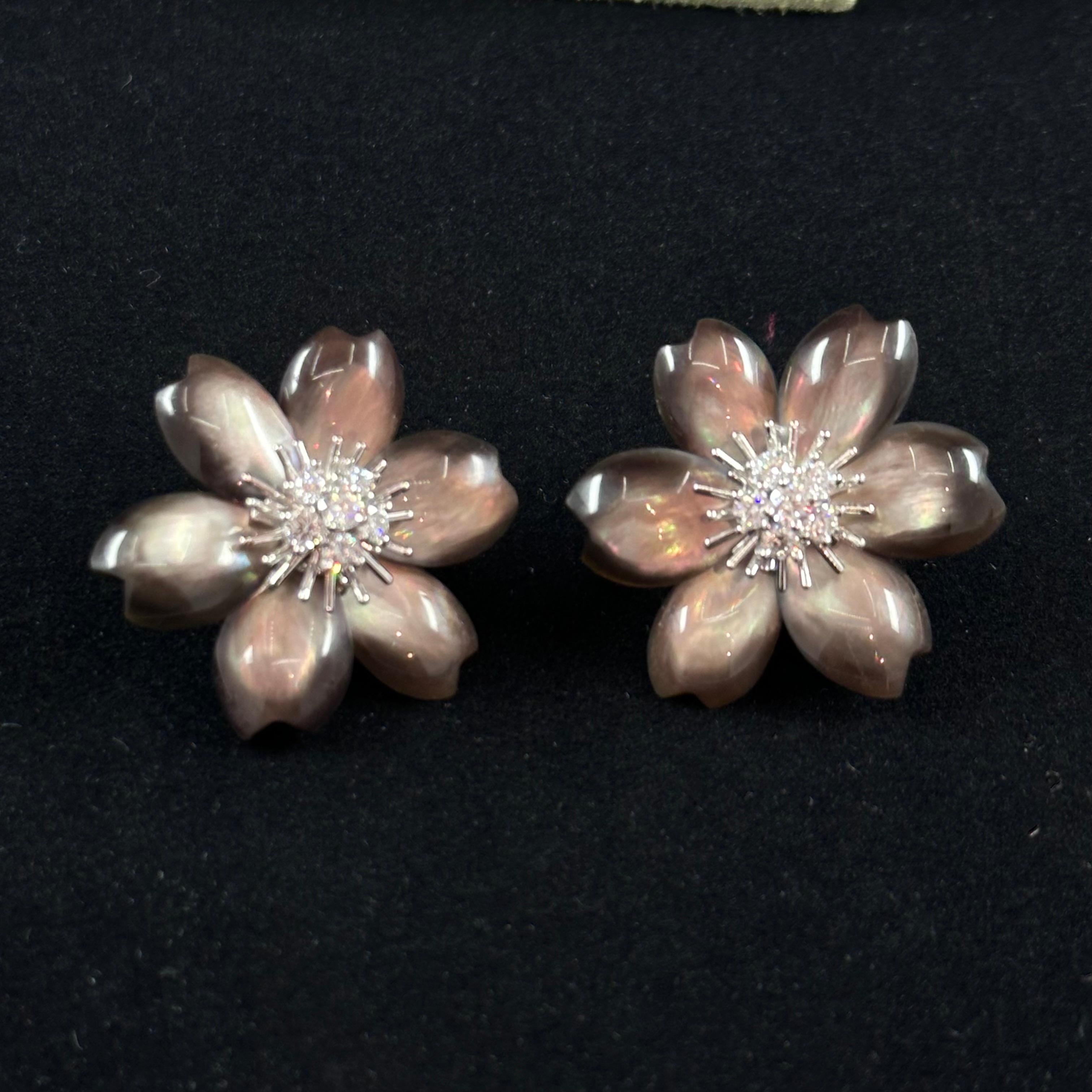 Boucles d'oreilles rose de Noël Van Cleef & Arpels  Excellent état - En vente à Beverly Hills, CA