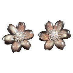 Van Cleef & Arpels Rose de Noel Perlmutt-Ohrringe
