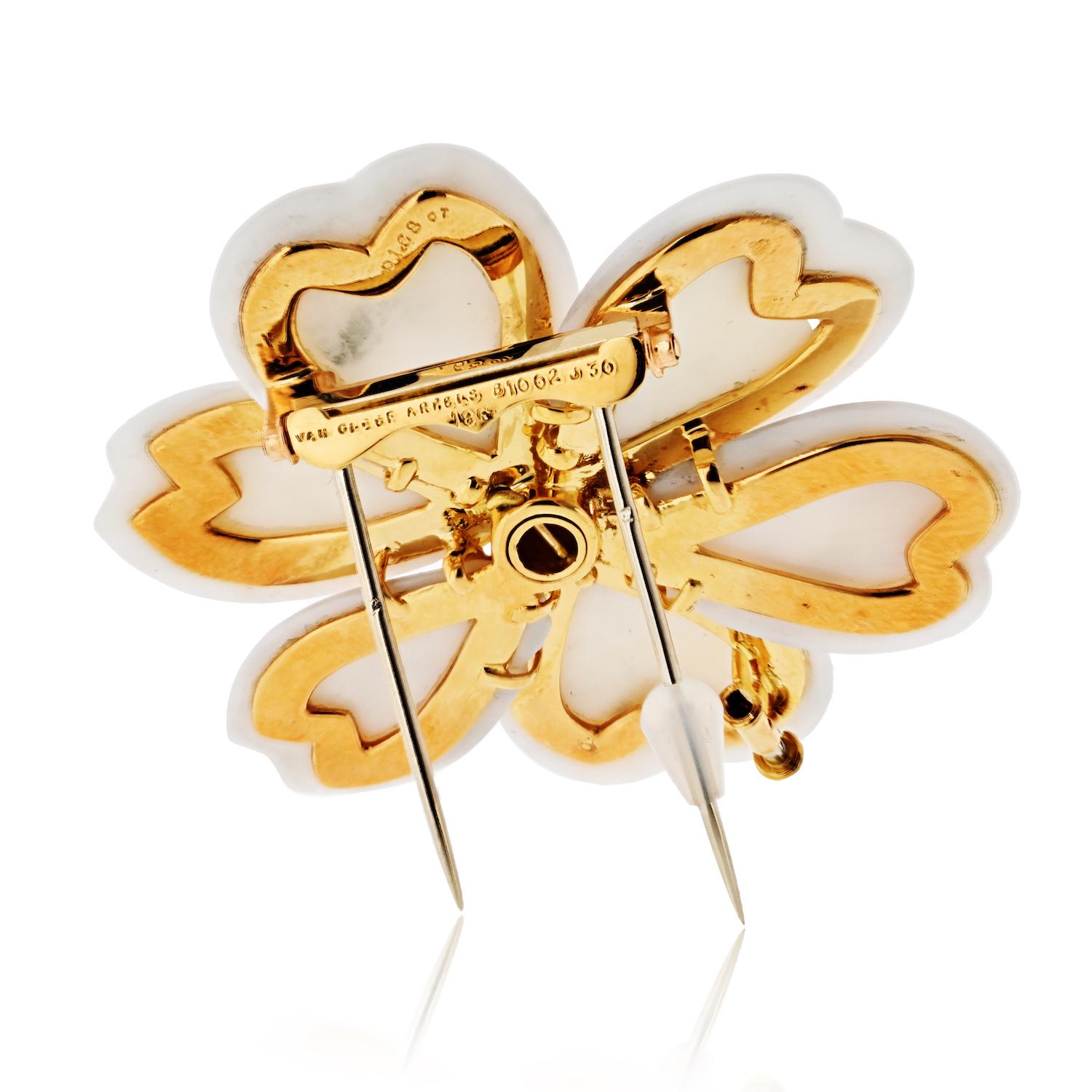 Van Cleef & Arpels Rose de Noël White Coral 18K Yellow Gold Brooch In Excellent Condition For Sale In New York, NY