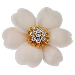 Van Cleef & Arpels Broche Rose de Noël en corail blanc et or jaune 18K