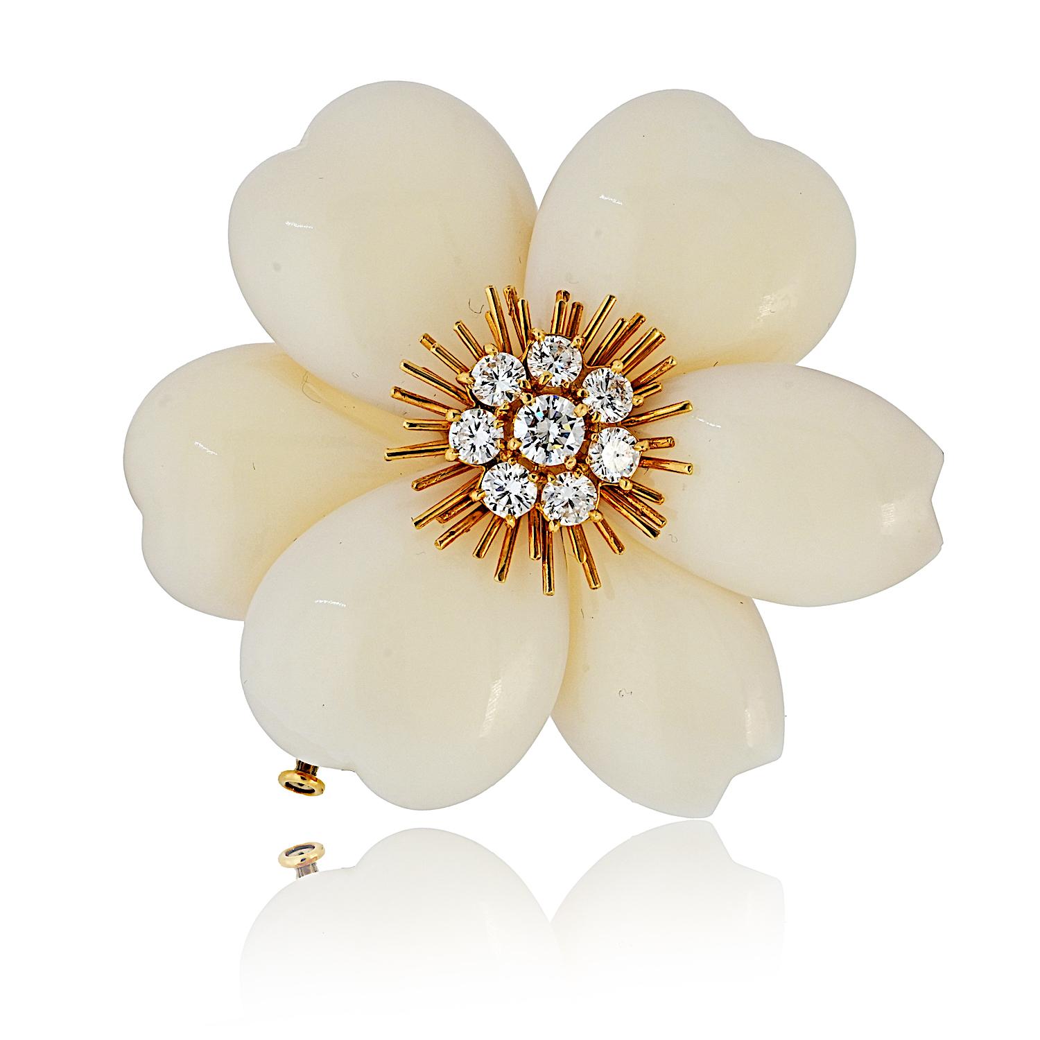 Van Cleef & Arpels Rose de Noël Spilla in corallo bianco e oro giallo 18 carati