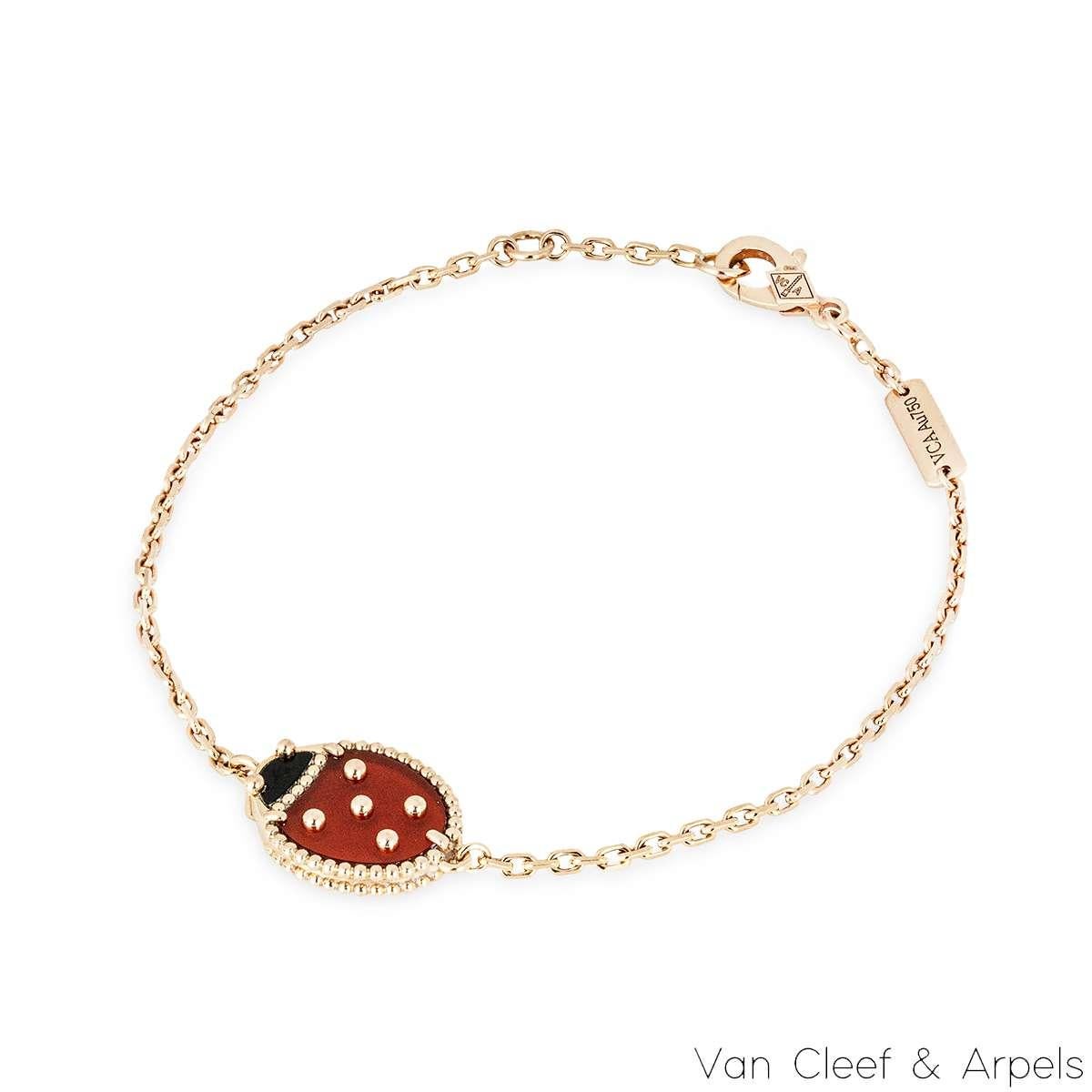 Un delizioso bracciale Ladybug in oro rosa 18k di Van Cleef & Arpels della collezione Lucky Spring. Il bracciale presenta un motivo di coccinella in corniola e onice con ali chiuse. Il braccialetto misura 6,89 pollici di lunghezza, si chiude con una