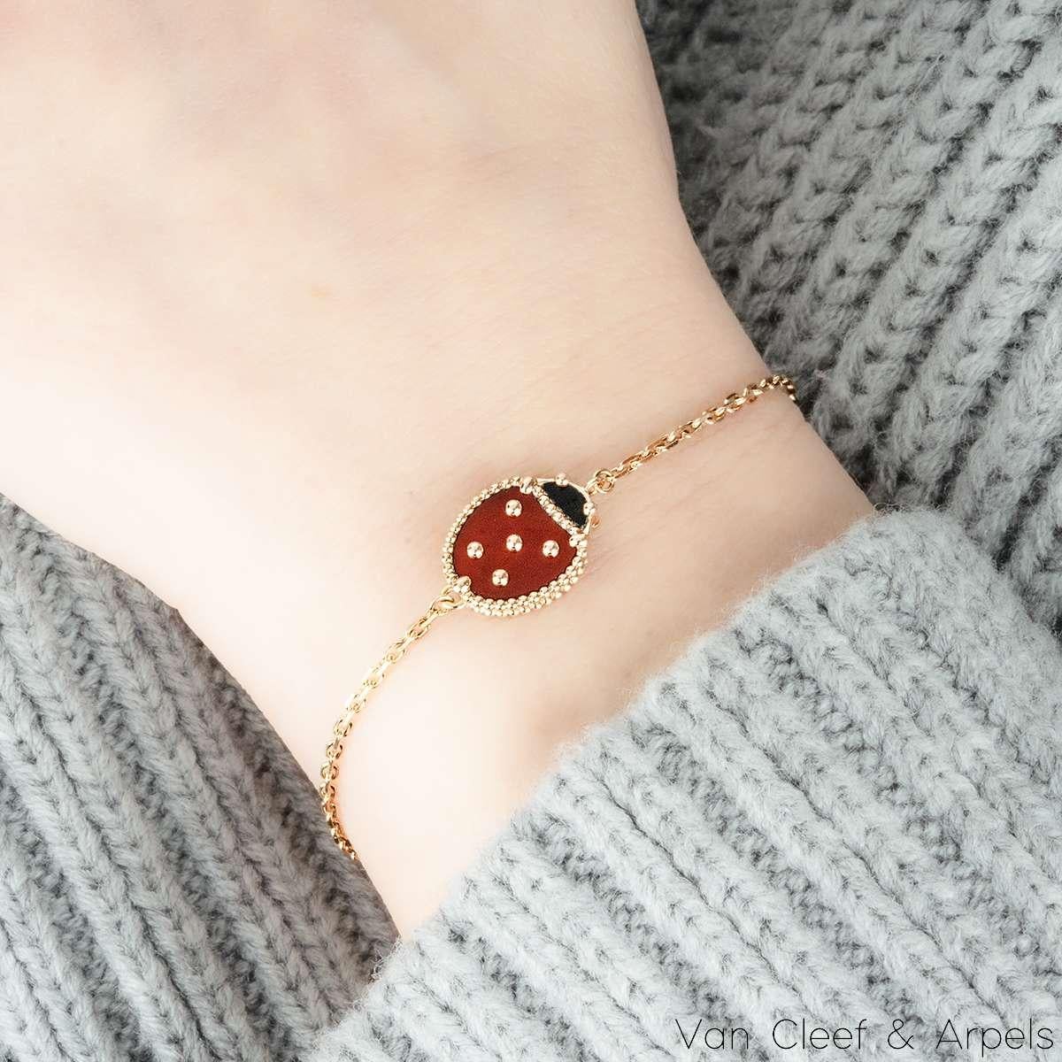 Donna Van Cleef & Arpels Bracciale in oro rosa con la fortuna della primavera, ala chiusa e coccinella VCARP7R00 in vendita