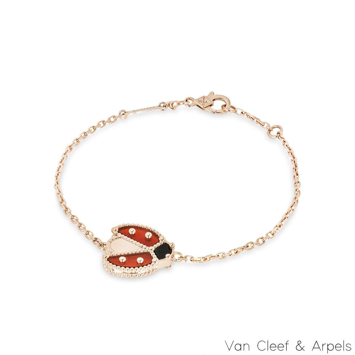 Un delizioso bracciale Ladybug in oro rosa 18k di Van Cleef & Arpels della collezione Lucky Spring. Il bracciale presenta un motivo di coccinella in corniola e onice con ali aperte. Il braccialetto misura 6,89 pollici di lunghezza, si chiude con una