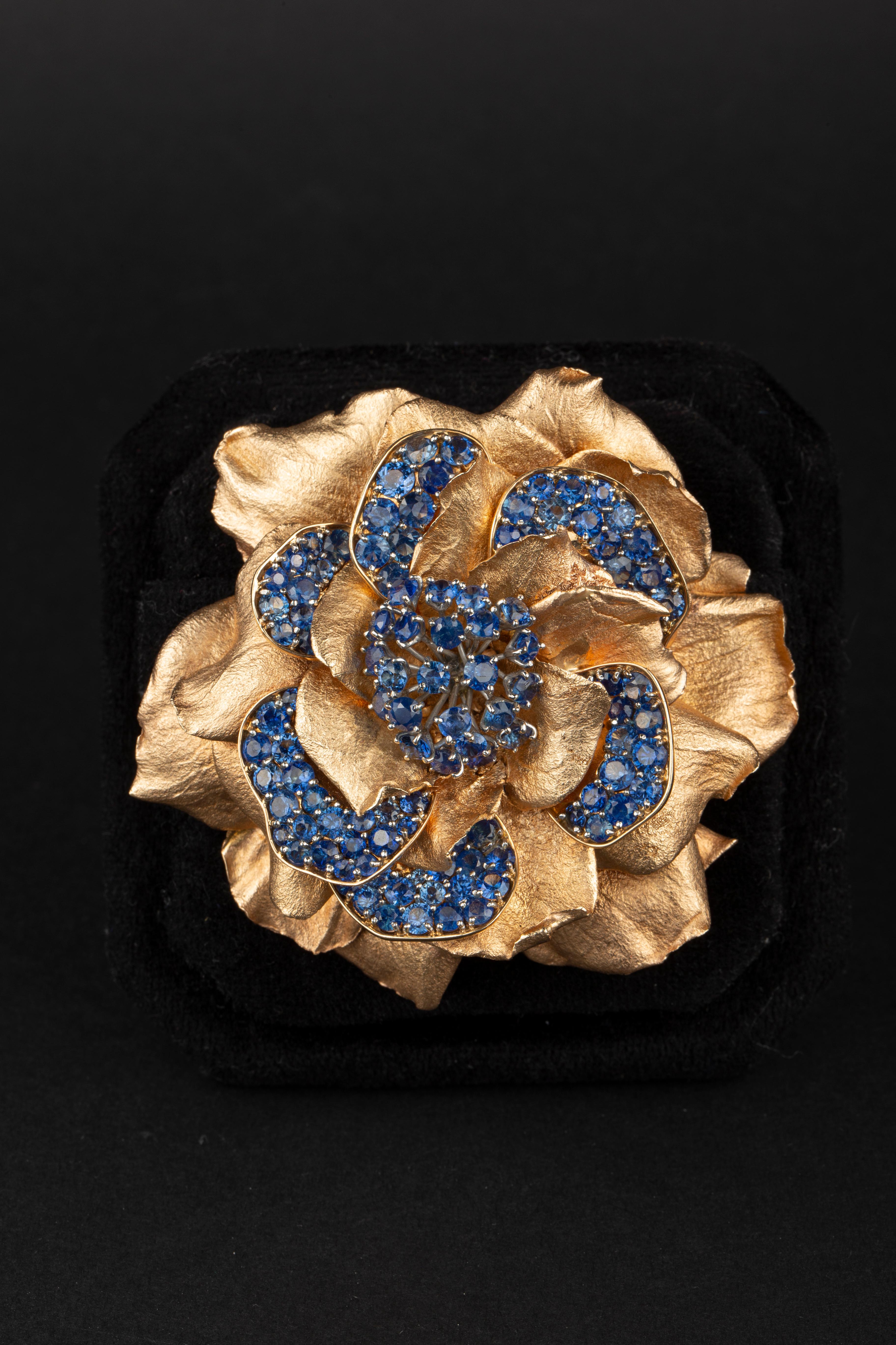 Van Cleef & Arpels Rose Gold Sapphire Flower Brooch In Excellent Condition In New York, NY