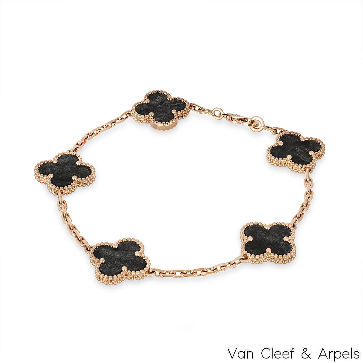 Bracciale in oro rosa 18k e ossidiana della collezione Vintage Alhambra di Van Cleef & Arpels. Il braccialetto presenta 5 iconici motivi a trifoglio, ognuno dei quali è caratterizzato da un bordo di perline e da un intarsio di ossidiana lungo tutta