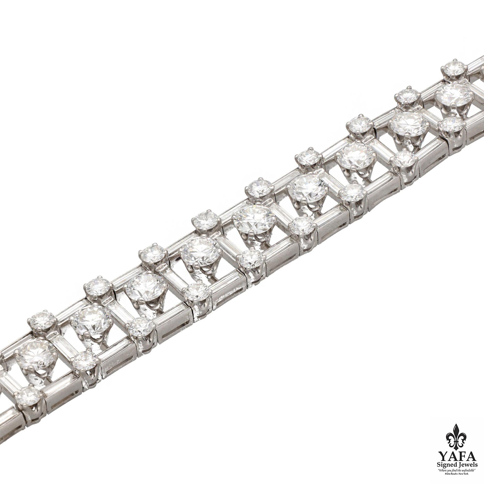 Conjunto de pulsera Van Cleef & Arpels de talla brillante redonda y baguette en platino.
Asombrosamente Elaborado - Este Articulado Diseño Presenta Diamantes Redondos Que Parecen Flotar En El Centro - Suspendidos Sólo Por Su Brillo. Este diseño
