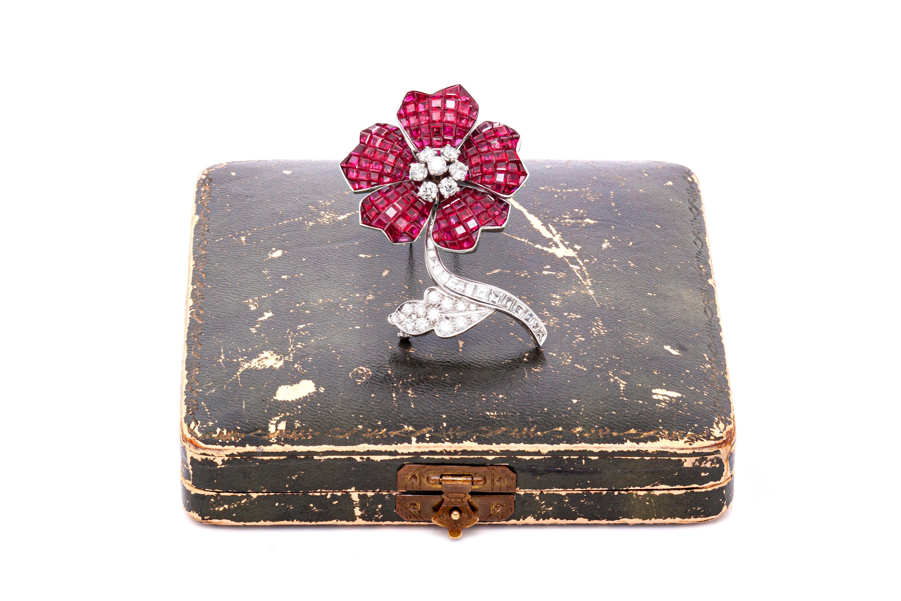 Van Cleef & Arpels Spilla a fiore con rubino e diamante incastonati a vista In condizioni buone a New York, NY