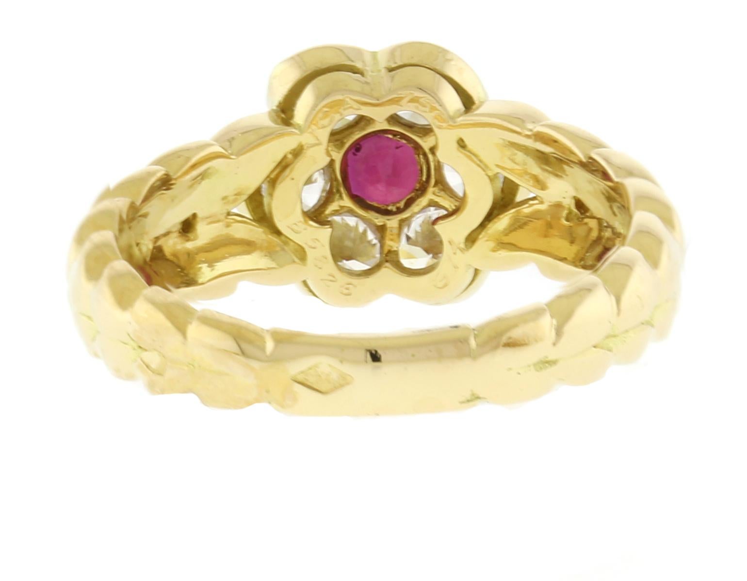 Van Cleef & Arpels Rubin- und Diamant-Cluster-Ring (Brillantschliff) im Angebot