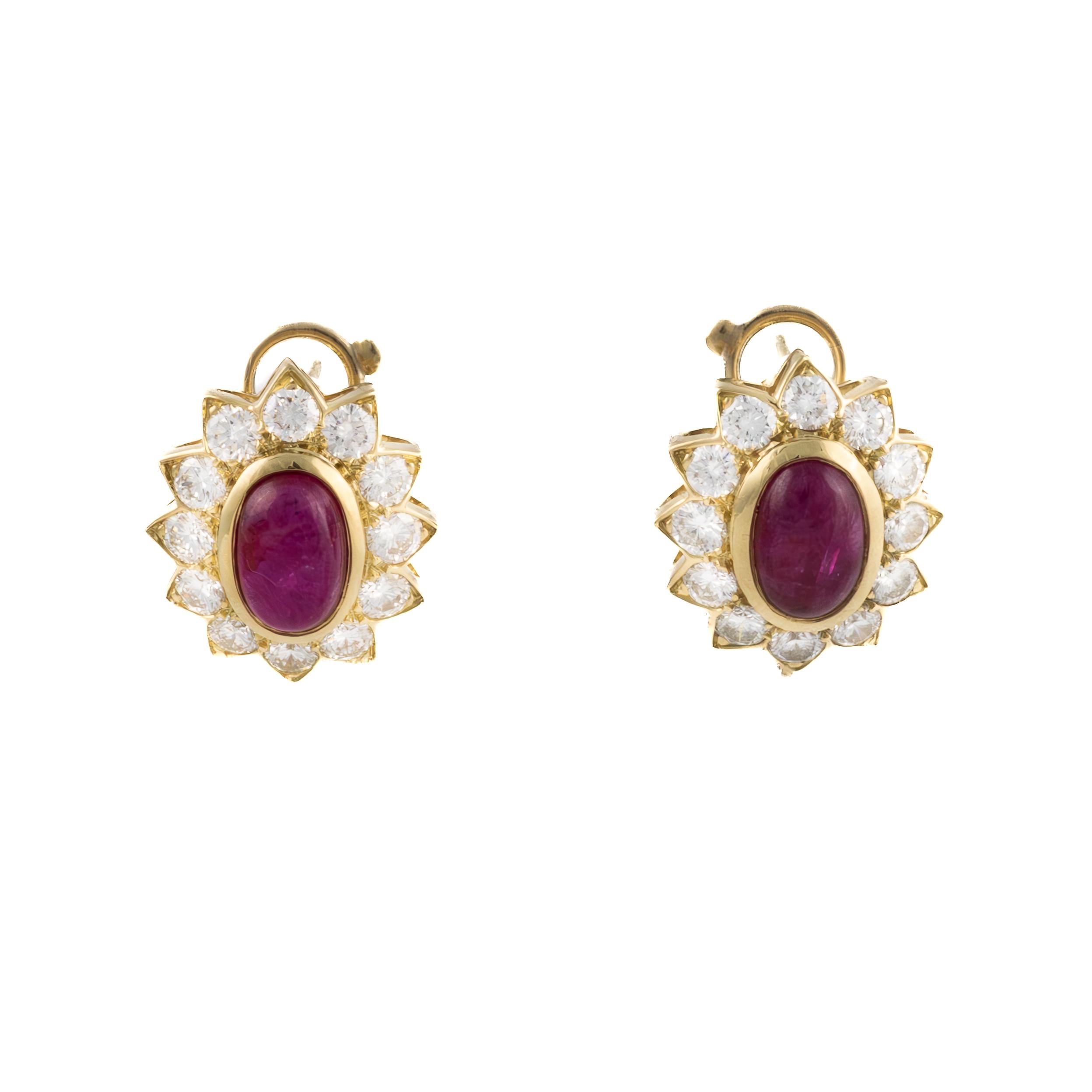 Orecchini a goccia con rubino e diamanti Van Cleef & Arpels

Questi orecchini glamour di Van Cleef & Arpels emanano una raffinatezza senza tempo. Caratterizzato da ricchi rubini cabochon incorniciati da abbaglianti diamanti rotondi con taglio a