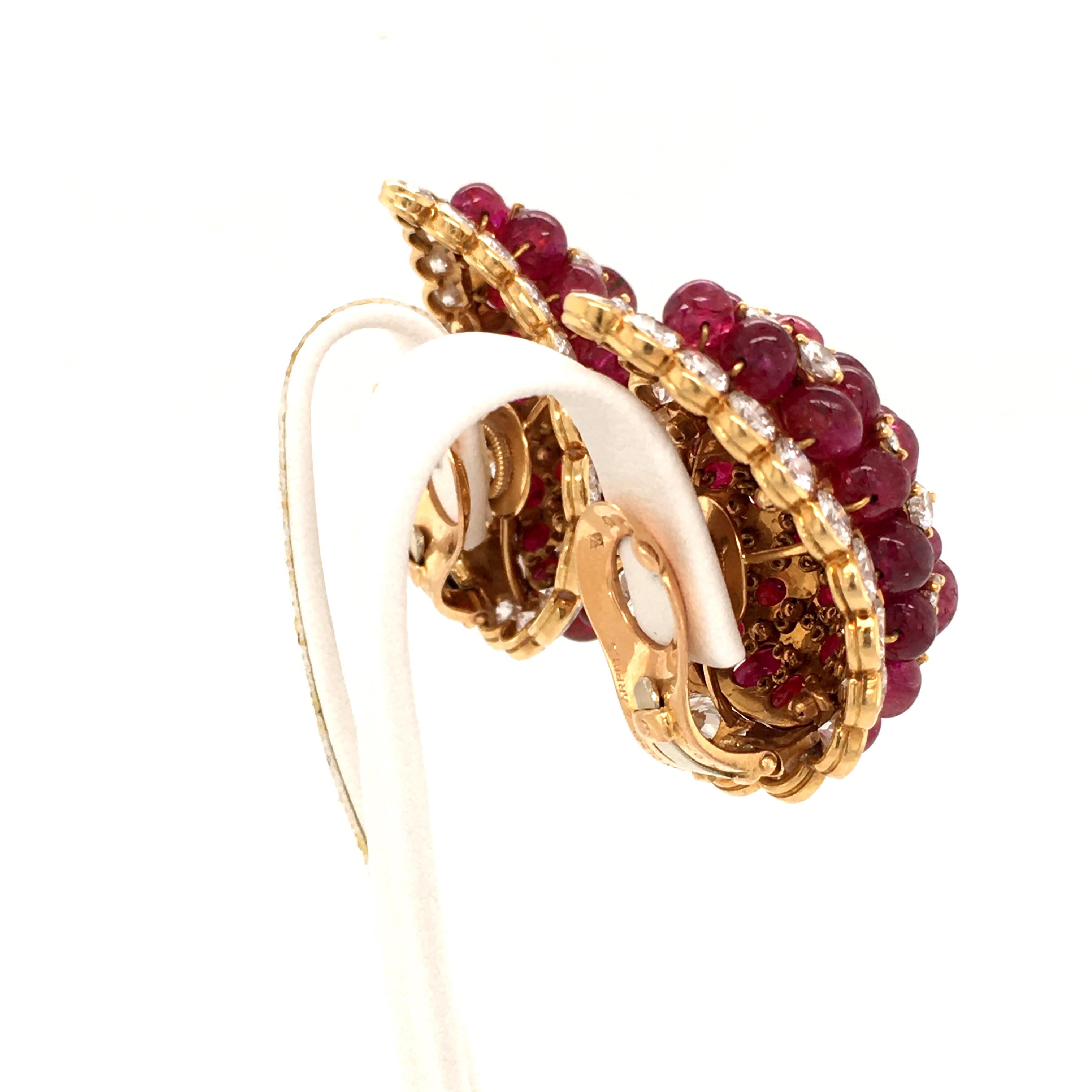 Van Cleef & Arpels Ruby and Diamond Ear Clips in Yellow Gold 750 In Good Condition In Lucerne, CH