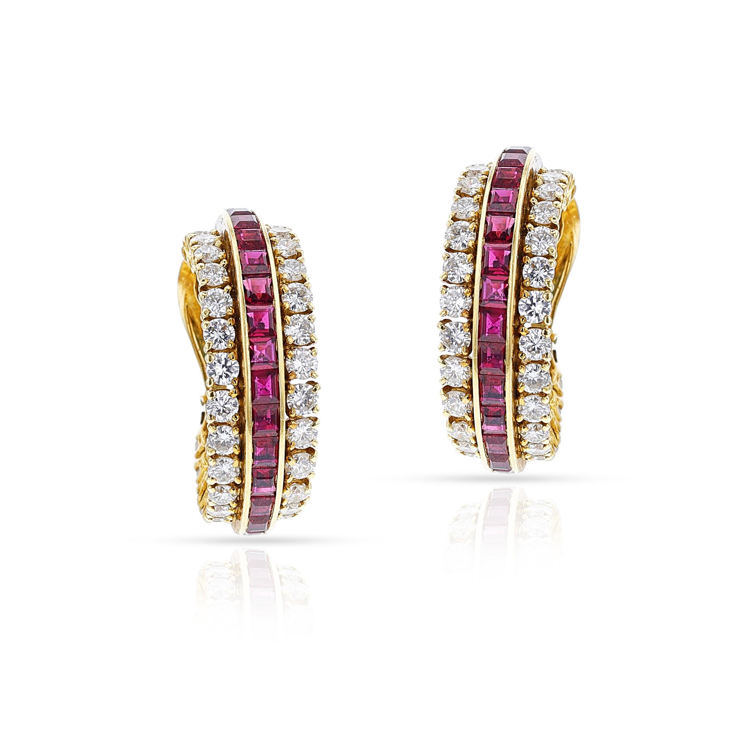 Ein Paar Van Cleef & Arpels Rubin- und Diamant-Halbring-Ohrringe aus 18 Karat Gold. Die Ohrringe sind mit Rubinen im Kalibré-Schliff besetzt, die von runden Diamanten umgeben sind. Die Länge beträgt 1 Zoll. Die Diamanten wiegen ca. 2,75 Karat und