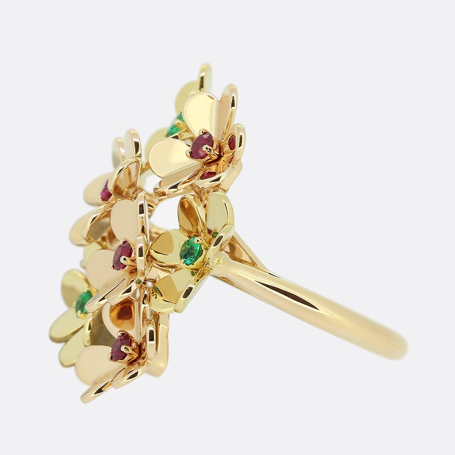 Aquí tenemos una fabulosa pieza del mundialmente conocido diseñador de joyas de lujo Van Cleef & Arples. Este gran anillo de cóctel está compuesto por ocho motivos florales agrupados a juego, engastados con un rubí redondo facetado o una esmeralda