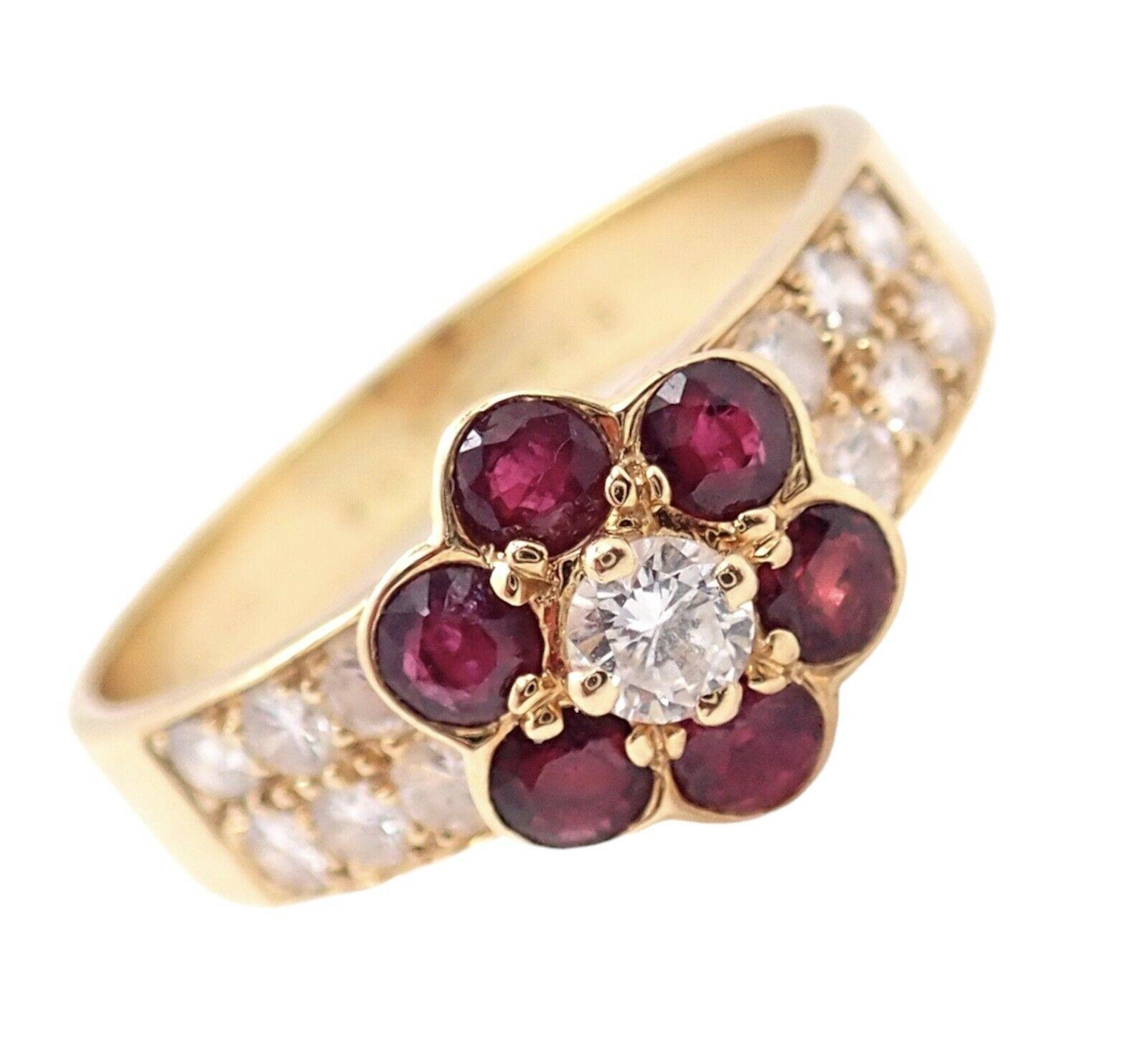 18k Gelbgold Diamant & Rubin Fleurette Flower Ring von Van Cleef & Arpels. 
Mit 13 runden Diamanten im Brillantschliff, Reinheit VS1, Farbe G, Gesamtgewicht ca. 0,53 ct.
6 runde Rubine Gesamtgewicht ca. .70ct

Einzelheiten:
Größe: 8
Breite: