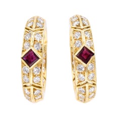 Orecchini a cerchio in oro con diamanti e rubini Van Cleef & Arpels