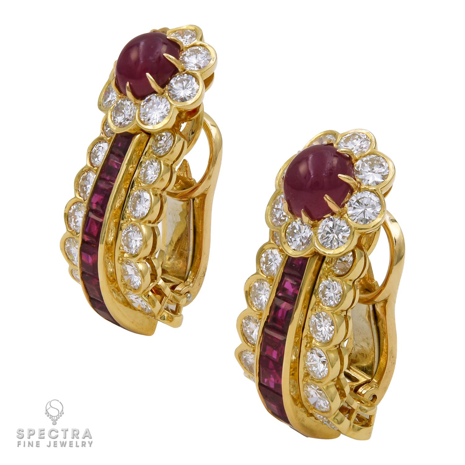 Questi eleganti orecchini a bottone Van Cleef & Arpels, realizzati in oro giallo 18 carati negli anni 2000 a New York, fondono il glamour vintage con la raffinatezza moderna. Ogni orecchino a clip presenta un ricco rubino ovale cabochon al centro,