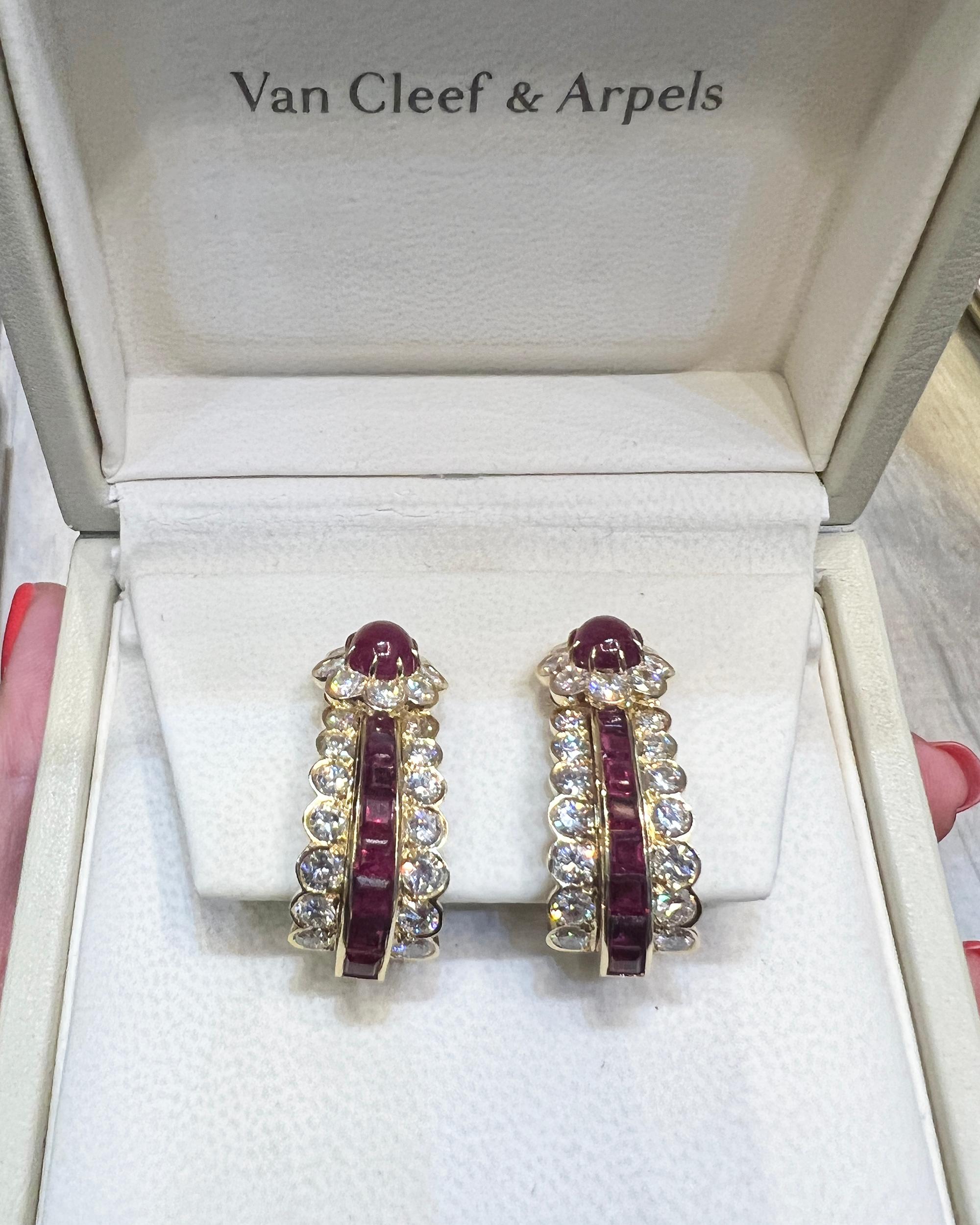 Cabochon Van Cleef & Arpels: orecchini a goccia con diamanti e rubini a raggiera in vendita