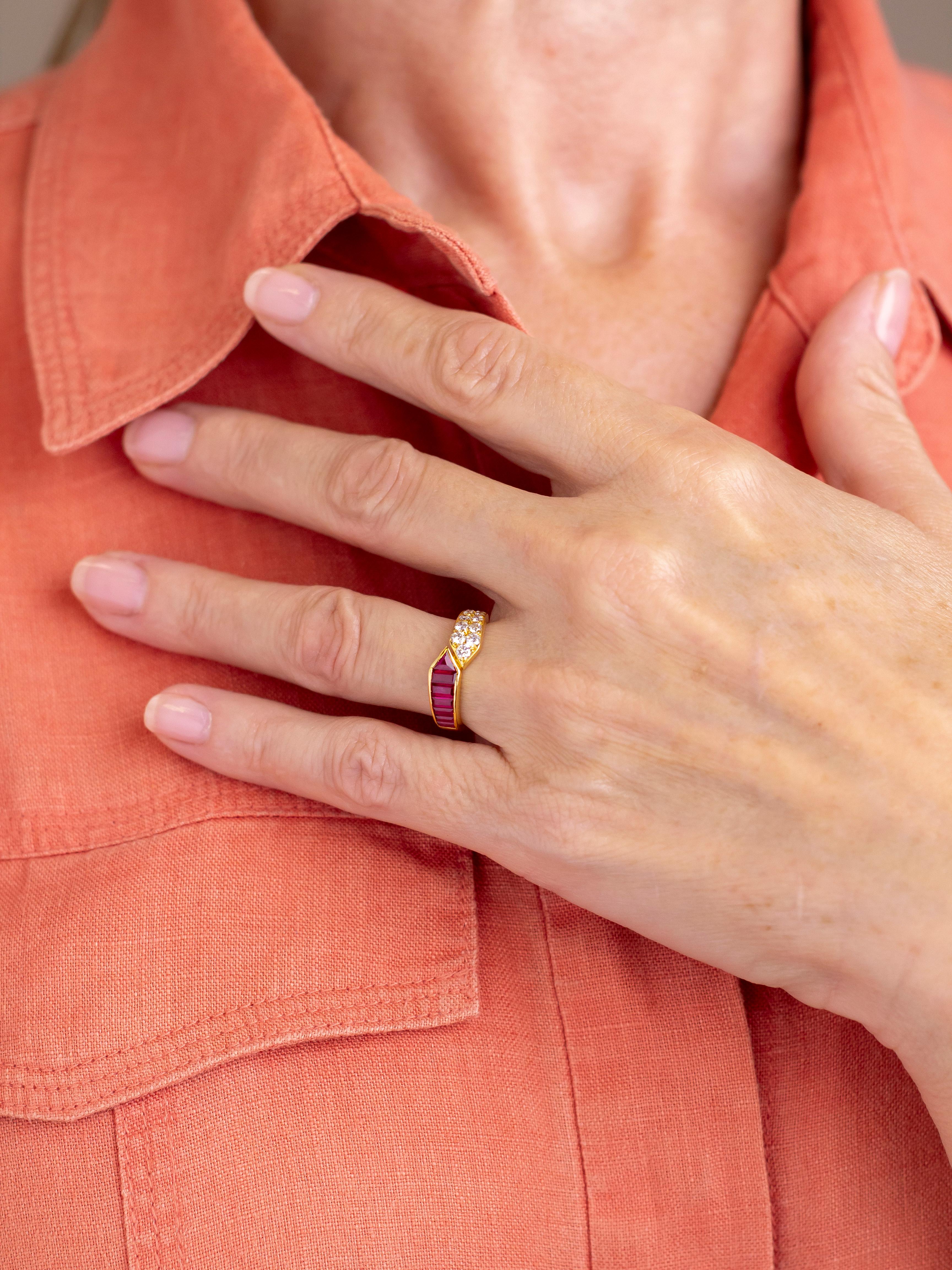 Dieser Ring im Bypass-Stil wurde vom französischen Juwelier Van Cleef & Arpels aus Rubinen und Diamanten gefertigt und in 18 Karat Gelbgold gefasst. Die beiden 