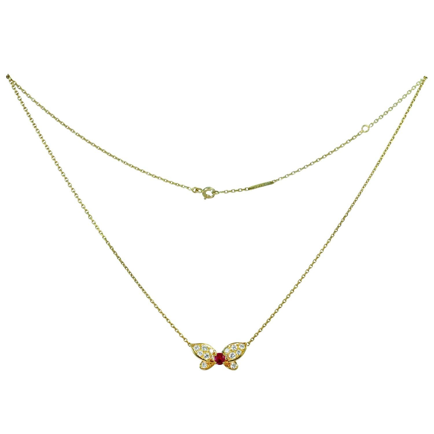 Taille brillant VAN CLEEF & ARPELS Collier papillon en or jaune avec rubis et diamants, années 1990 en vente