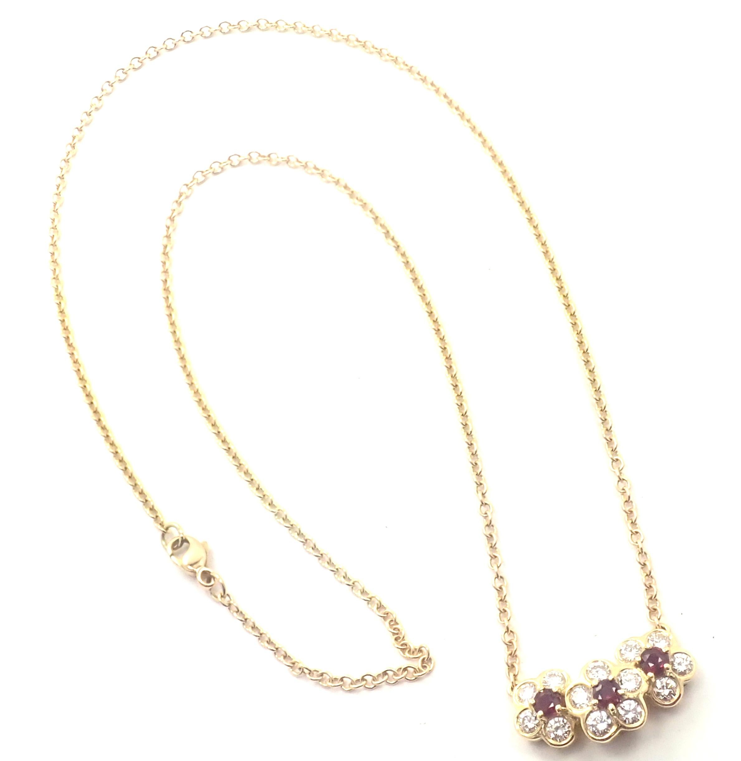 collier pendentif fleur Fleurette en or jaune 18k avec diamant et rubis 
par Van Cleef & Arpels.  
Avec 113 diamants, pureté VS1, couleur G. Poids total des diamants : environ 1,00ctw. 
3 pierres de rubis  0.53ct
Détails :  
Longueur : 17''