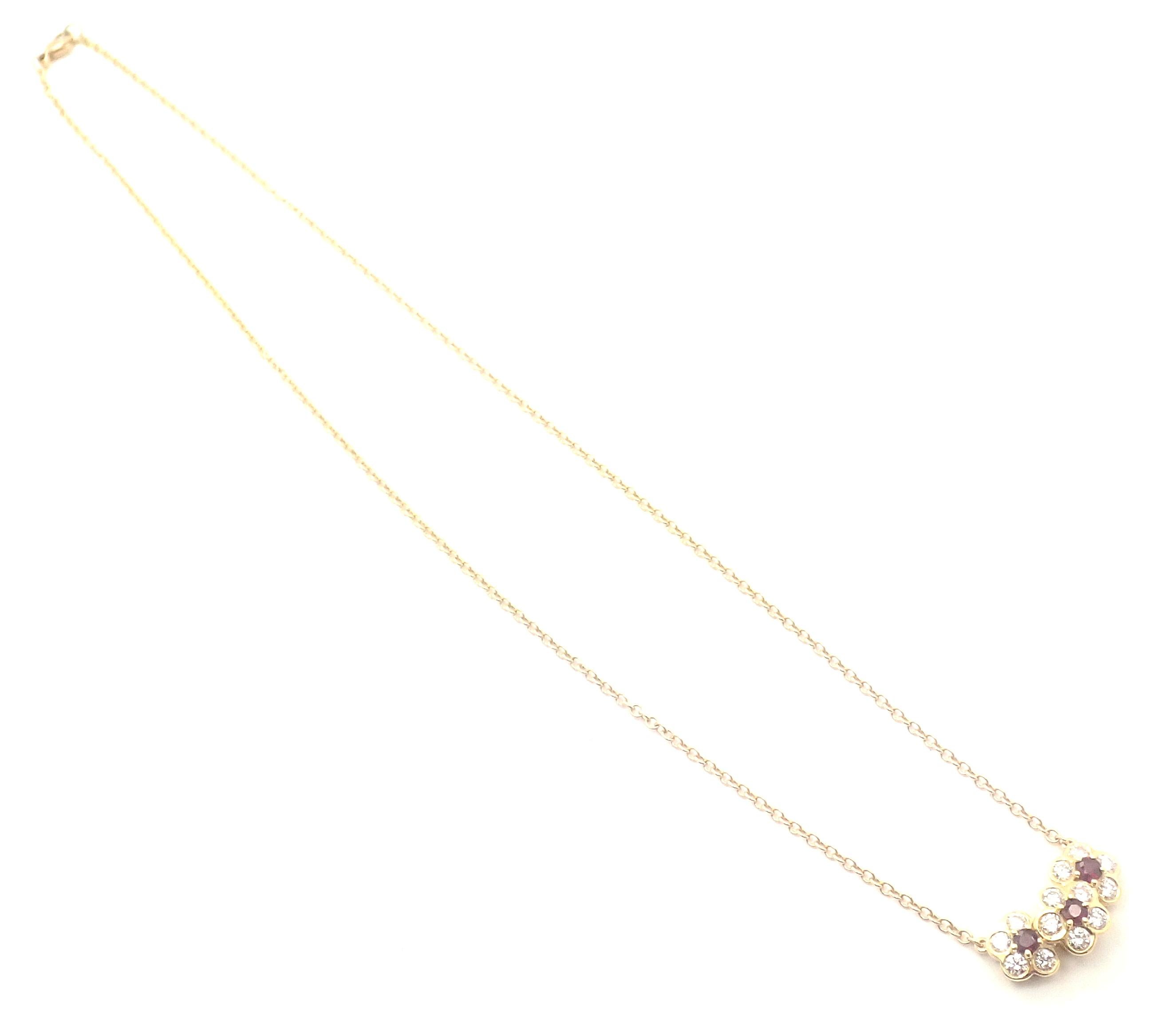 Van Cleef & Arpels, collier pendentif fleur en or jaune avec rubis et diamants en vente 1