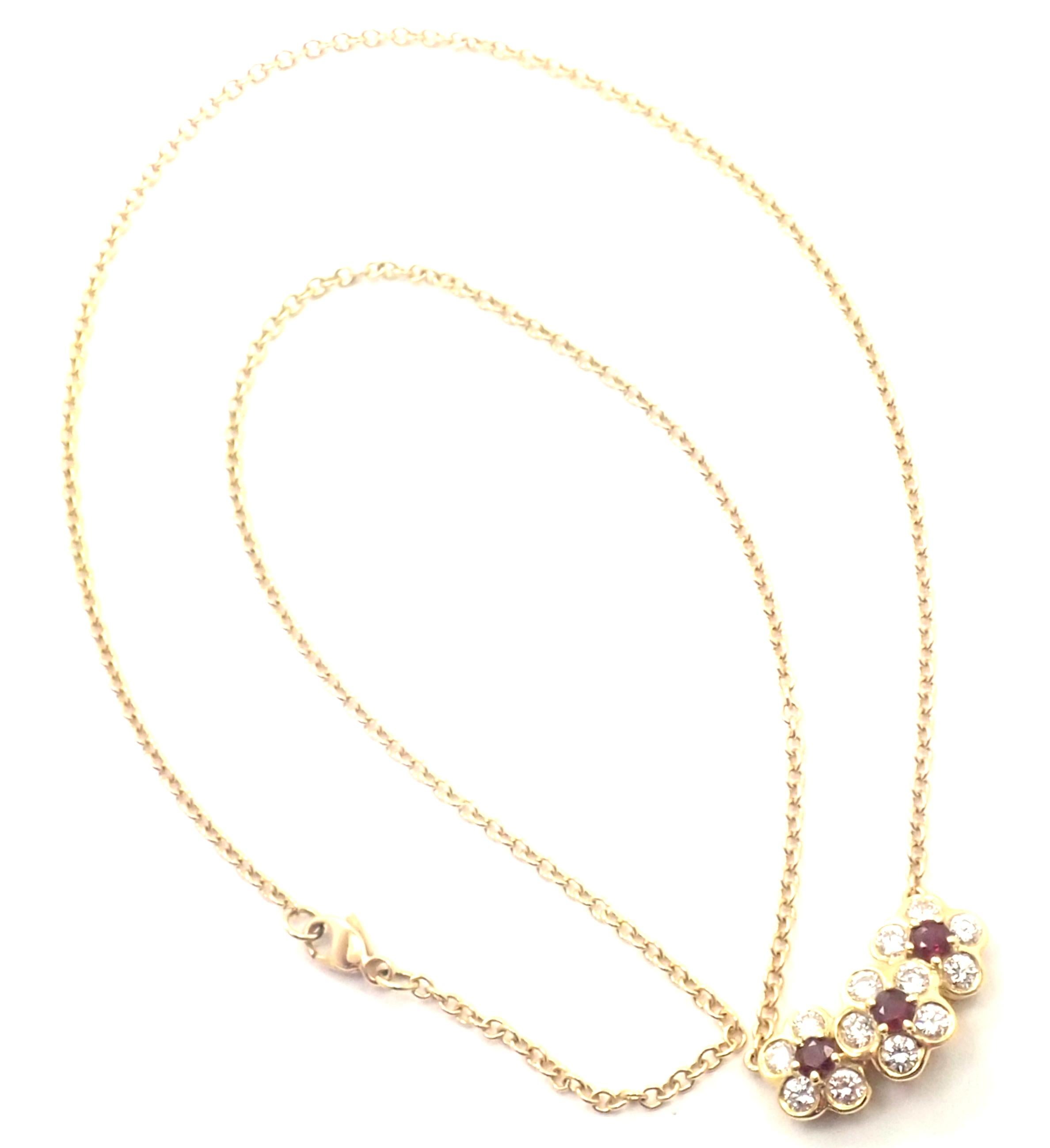 Van Cleef & Arpels, collier pendentif fleur en or jaune avec rubis et diamants en vente 2