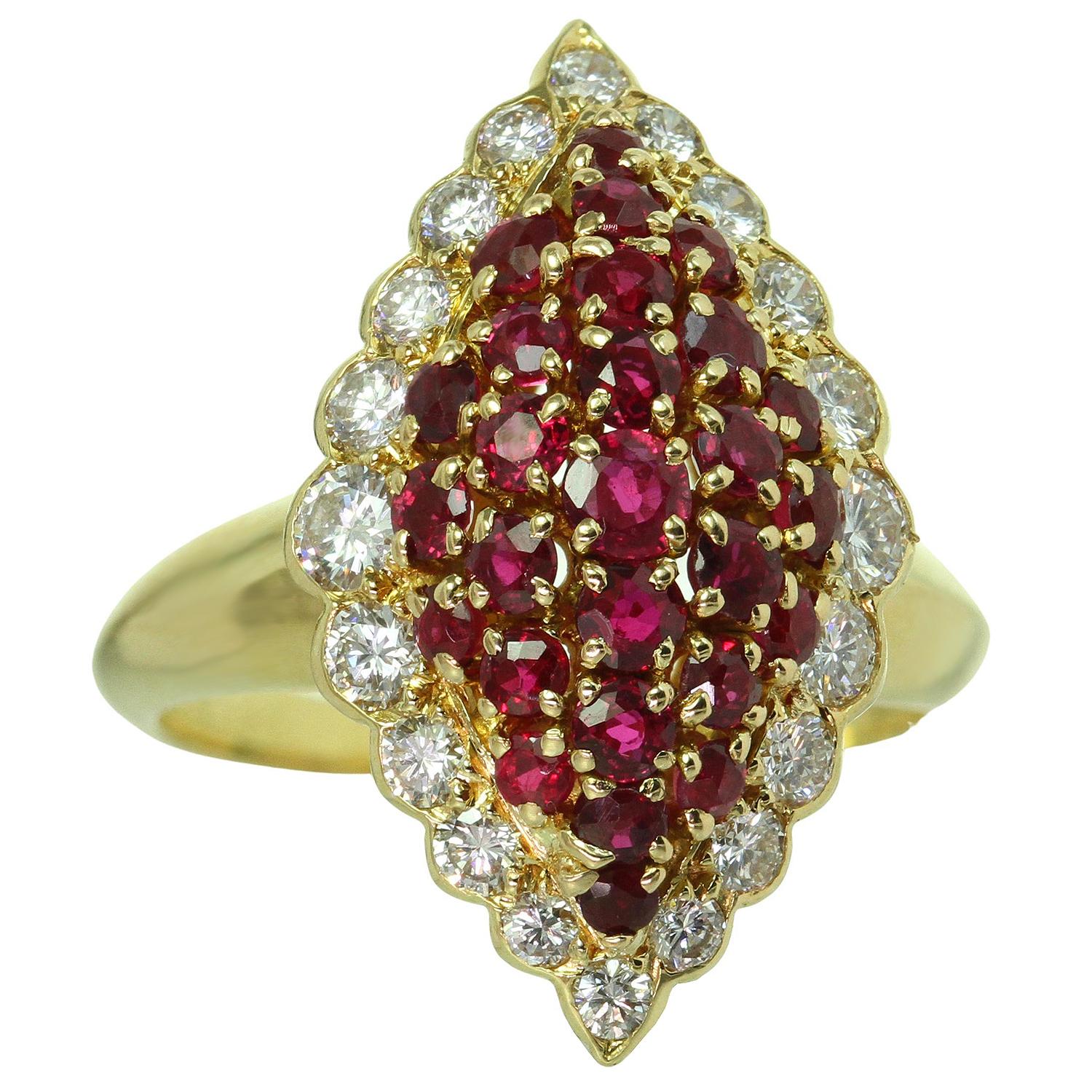 Dieser fabelhafte Ring von Van Cleef & Arpels ist aus 18 Karat Gelbgold gefertigt und verfügt über ein Marquise-Design, das mit runden roten Rubinen mit einem geschätzten Gewicht von 1,29 Karat und runden Diamanten im Brillantschliff E-F VVS1-VVS2