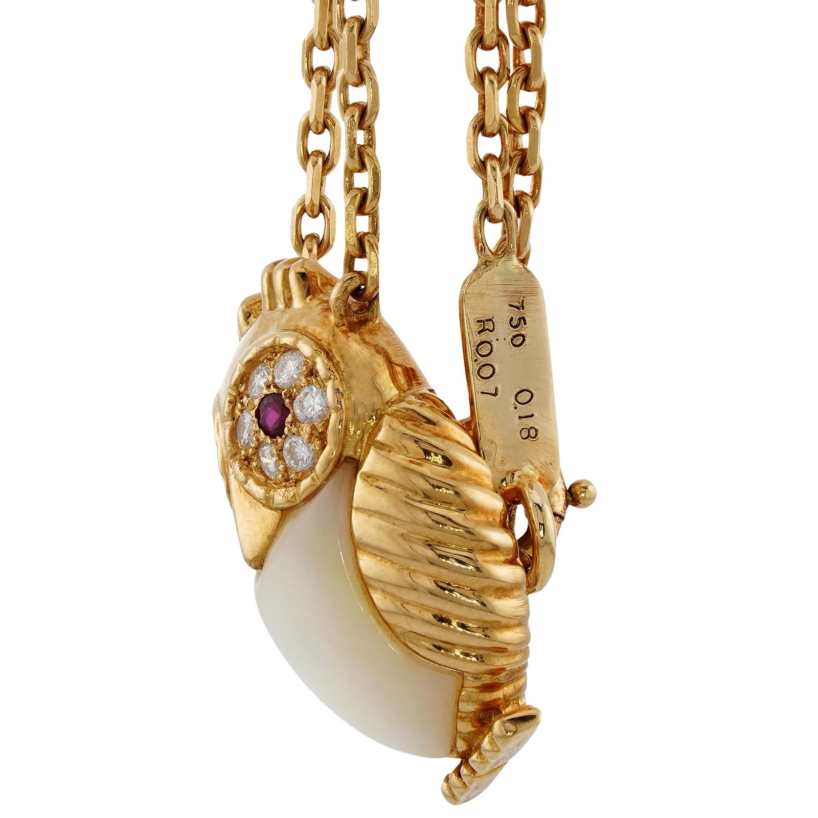 Women's or Men's VAN CLEEF & ARPELS Ruby Diamond Yellow Gold Owl Pendant Necklace For Sale