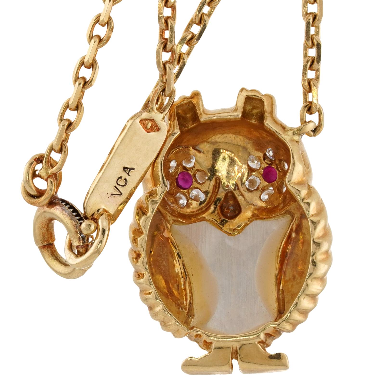 VAN CLEEF & ARPELS Ruby Diamond Yellow Gold Owl Pendant Necklace For Sale 1