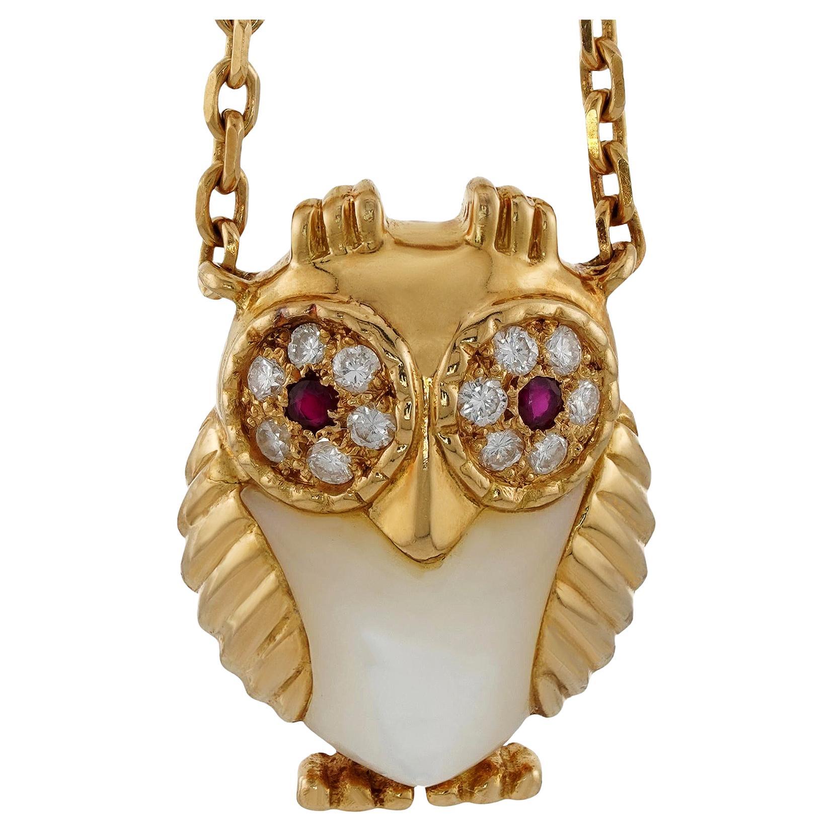 VAN CLEEF & ARPELS Ruby Diamond Yellow Gold Owl Pendant Necklace For Sale