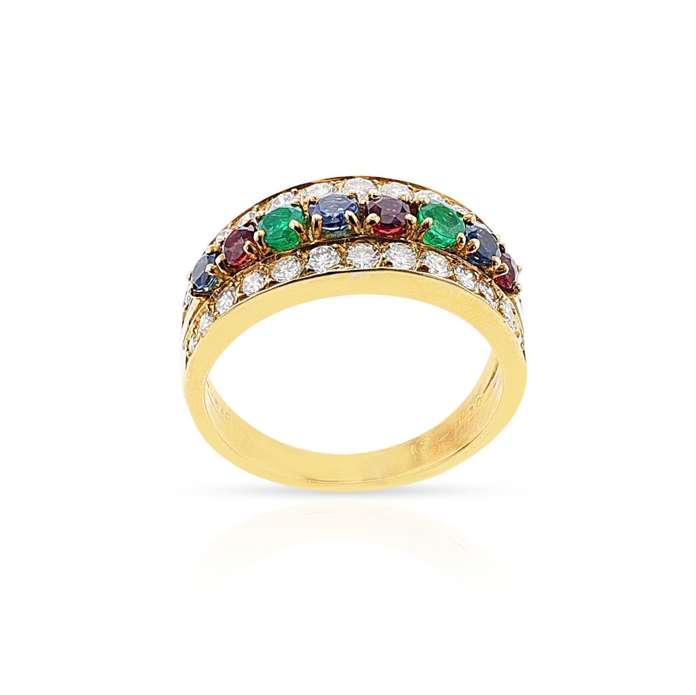 Ein Van Cleef & Arpels Rubin Smaragd Saphir und Diamant Ring in 18k Gelbgold. Ring Größe US 5.50. Das Gesamtgewicht des Rings beträgt 5,05 Gramm. Signiert und nummeriert. 

