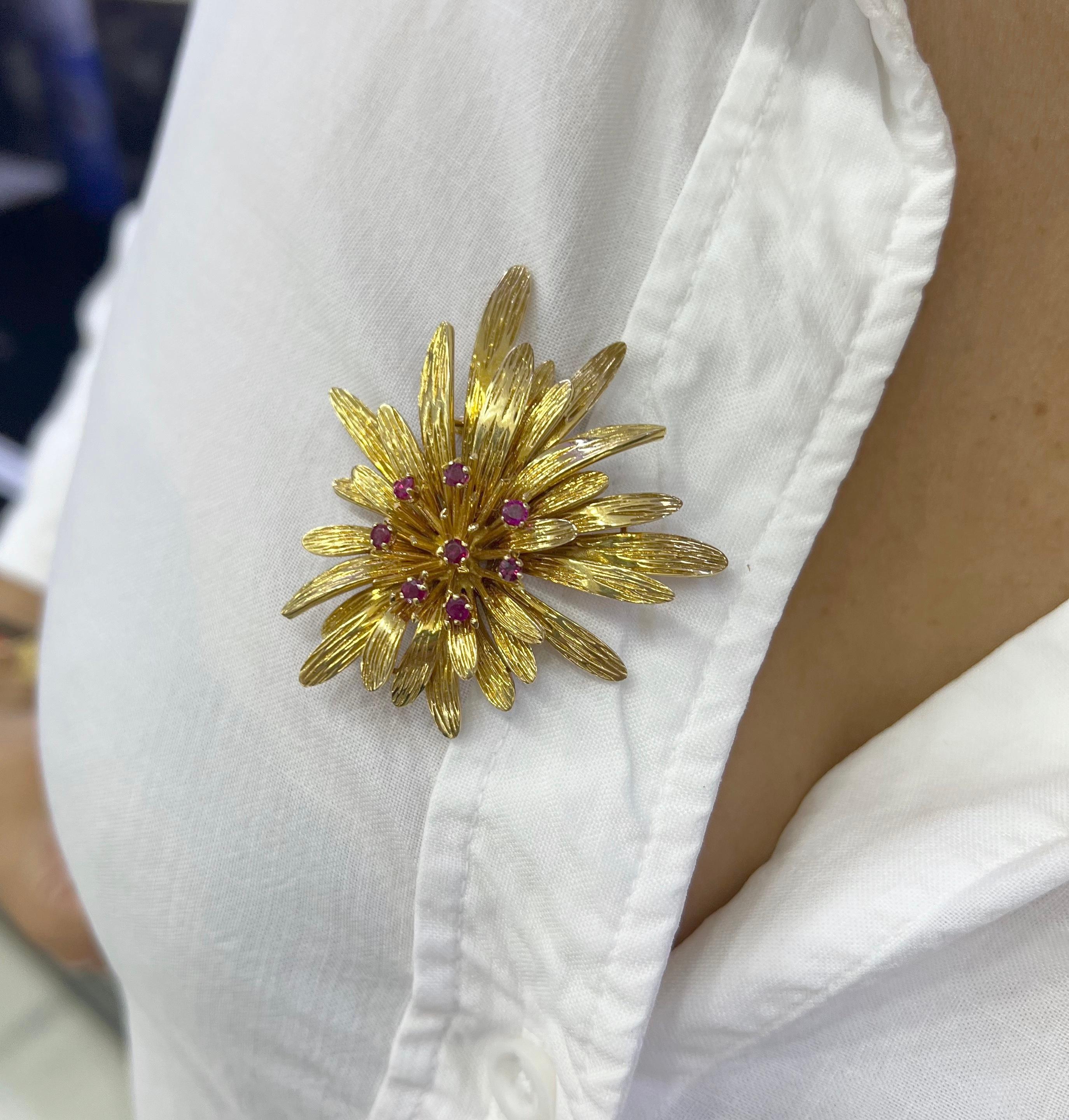 Van Cleef & Arpels Ruby Gemstone Floral Motif Brooch 18k Yellow Gold In Good Condition For Sale In MIAMI, FL