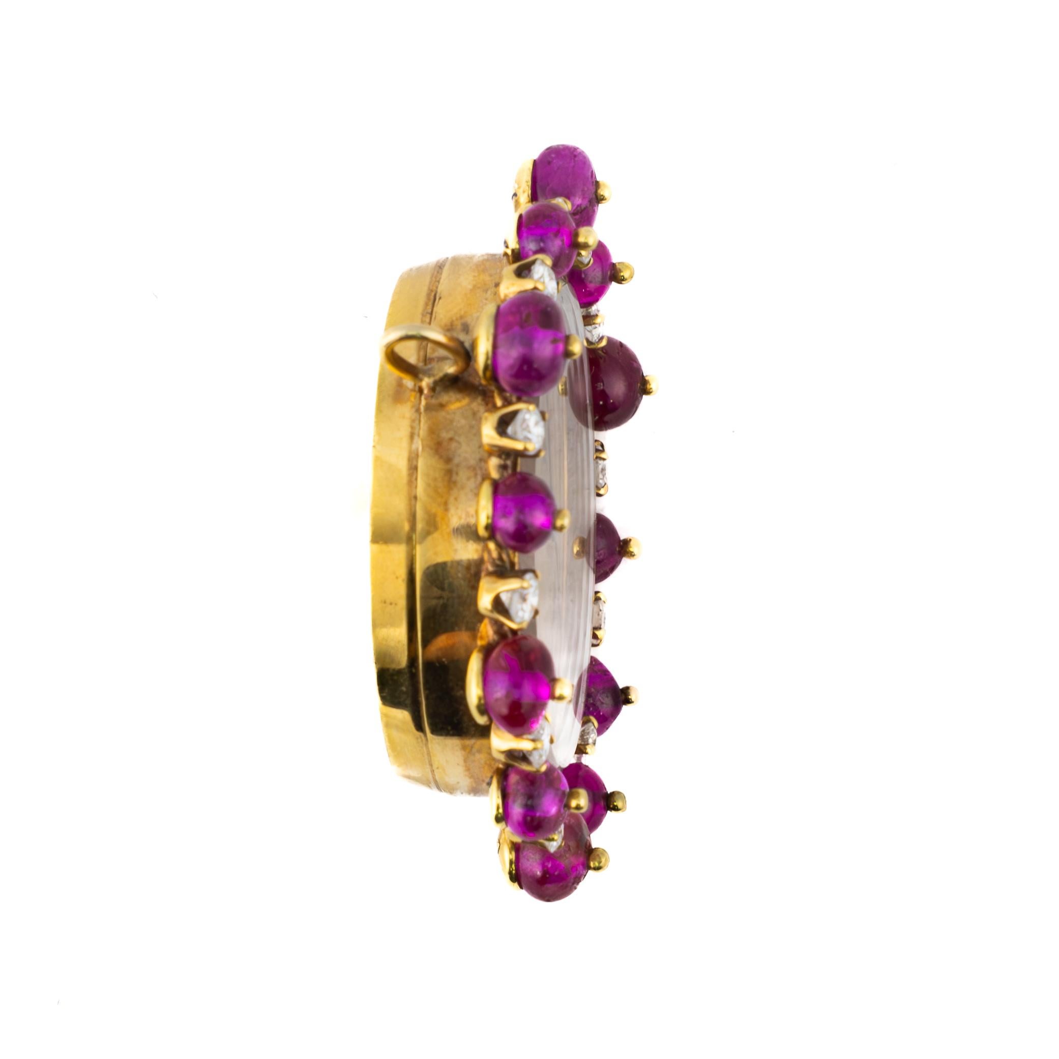 Ciondolo per orologio in rubino Van Cleef & Arpels

Una splendida creazione di Van Cleef & Arpels, questo squisito pendente per orologio in oro 18 carati è un vero e proprio pezzo da collezione. Caratterizzato da un caldo quadrante dorato,