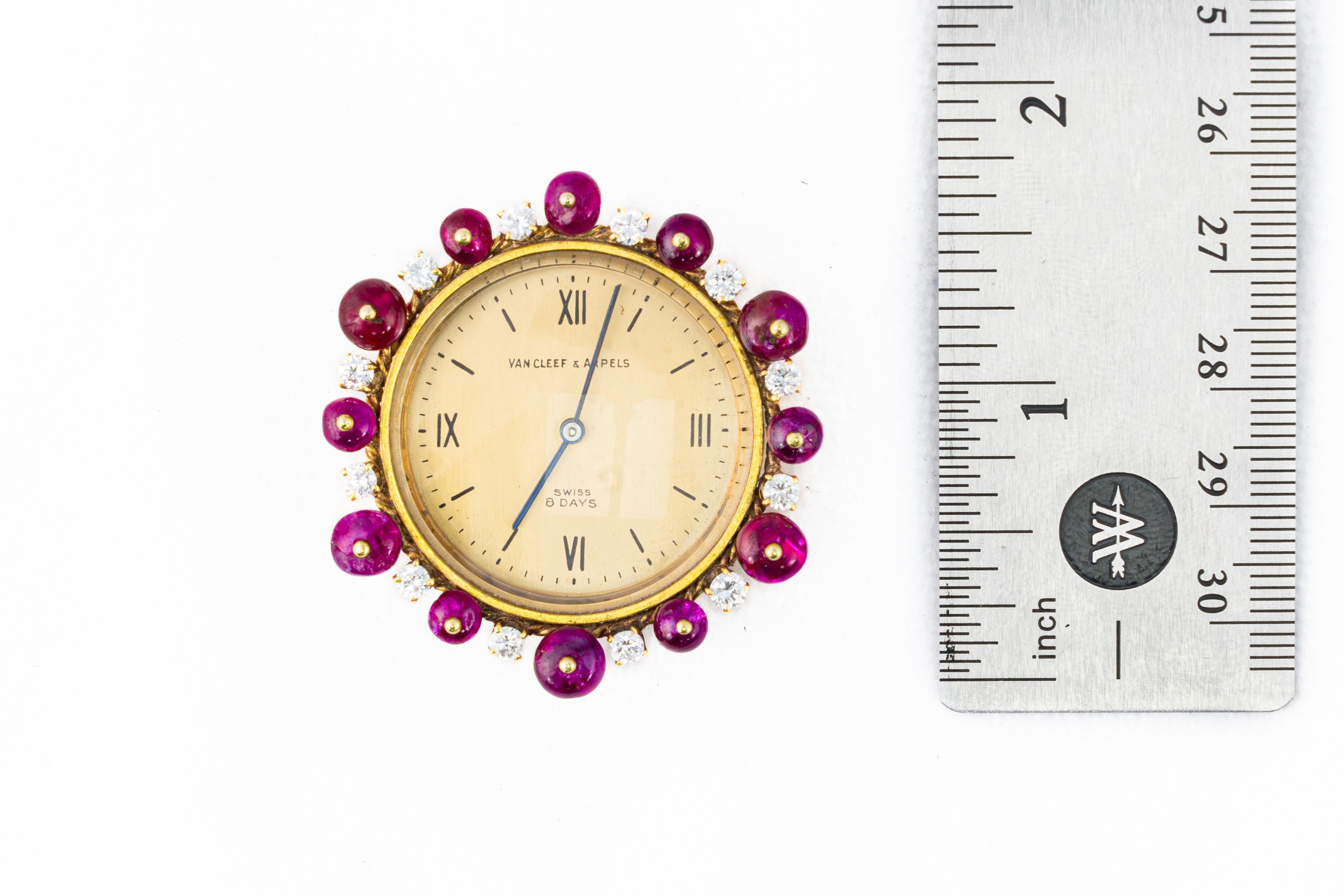 Taglio rotondo Ciondolo per orologio in rubino Van Cleef & Arpels in vendita