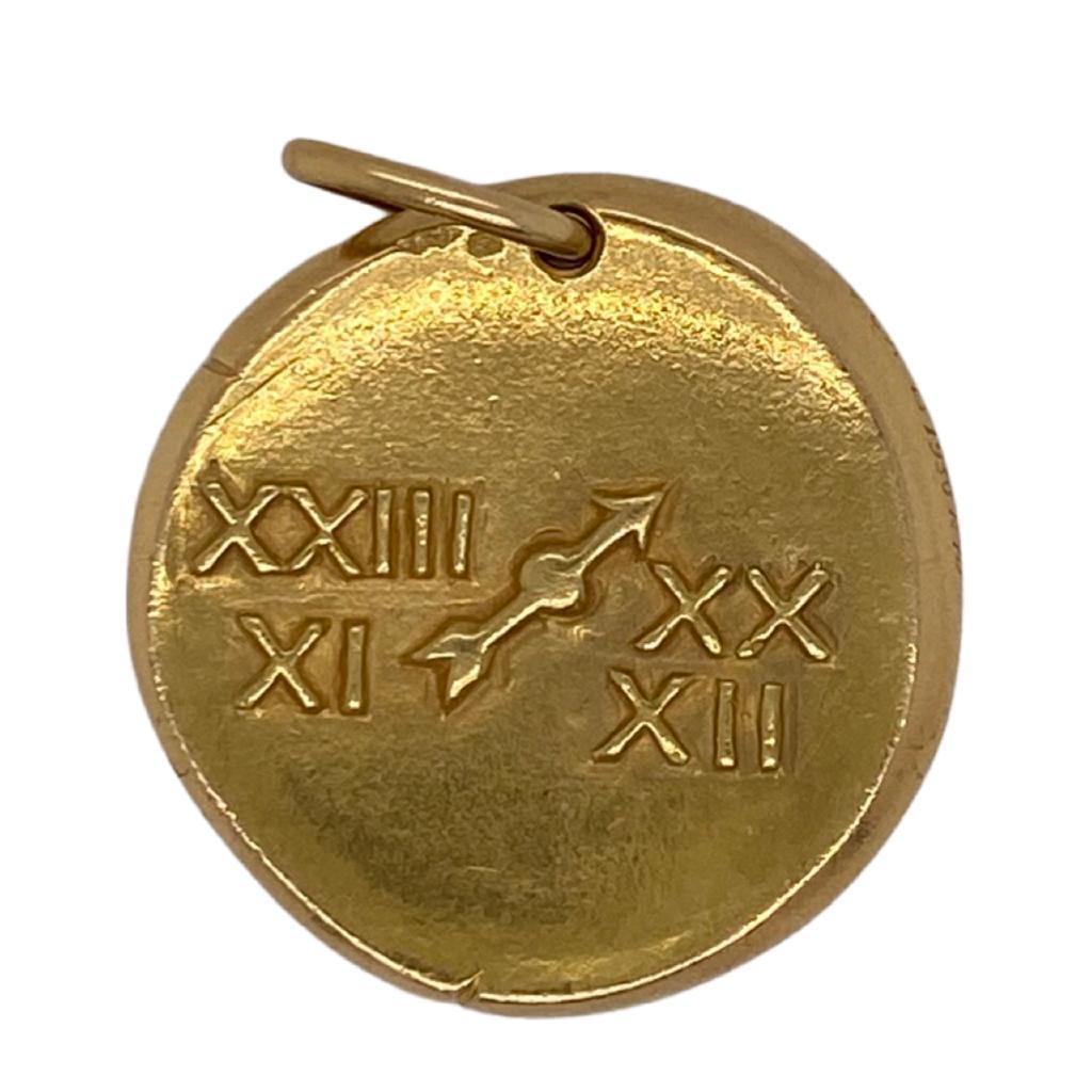 Designer: Van Cleef & Arpels

Style: Zodiac “Sagittarius” Horoscope Pendant / Charm

Metal: Yellow Gold

Metal Purity: 18k

Total Item Weight (g): 17.3

Diameter: approx. 26.4 mm x 26.5 mm

Thickness: 2.5 mm

Hallmark: Serial Number

Signature: VCA