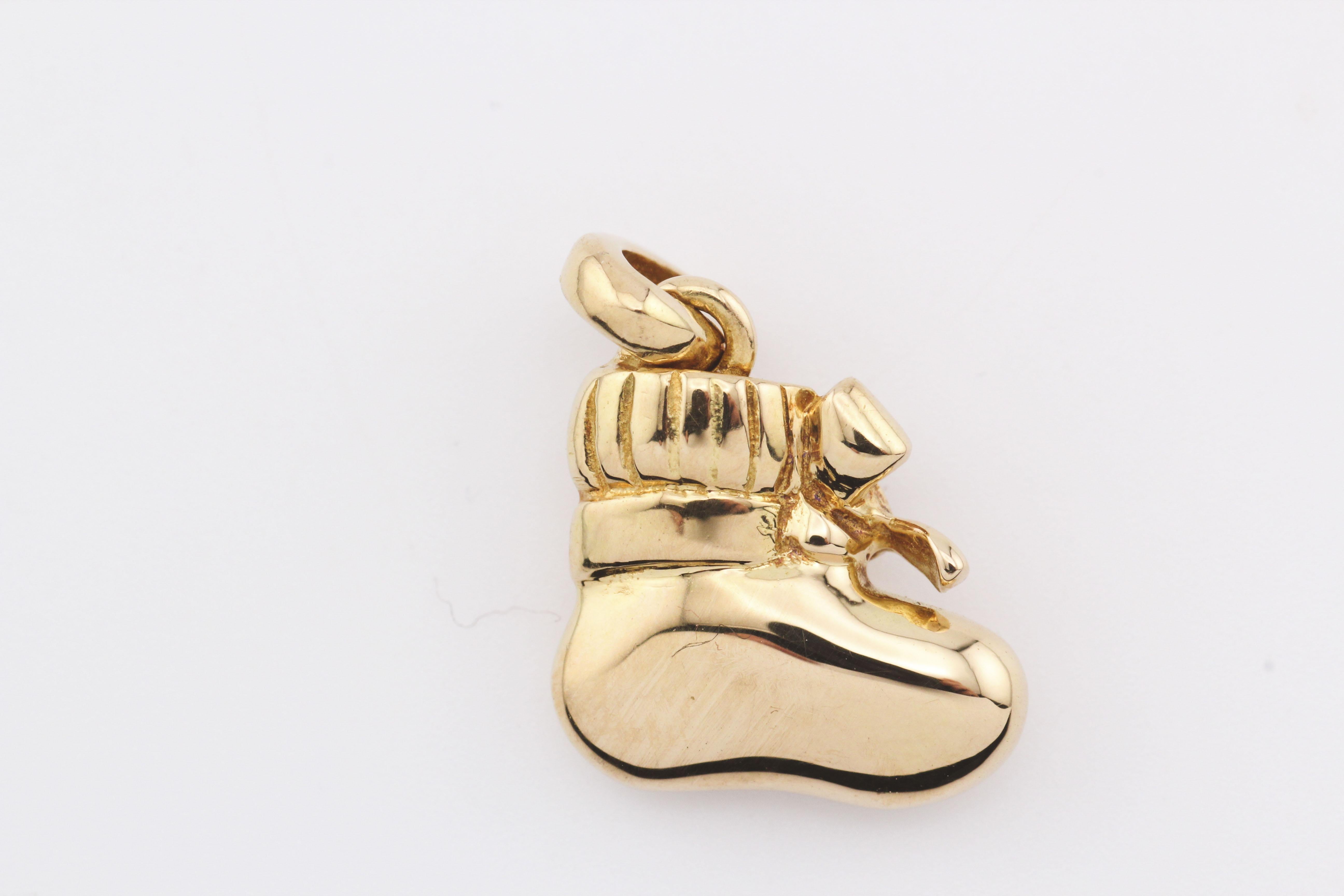 Il ciondolo Baby Shoe è un accessorio affascinante ed elegante, progettato per incantare con il suo aspetto delicato e raffinato. Realizzato con precisione, questo ciondolo presenta il motivo di una scarpina da bambino ornata da un singolo zaffiro