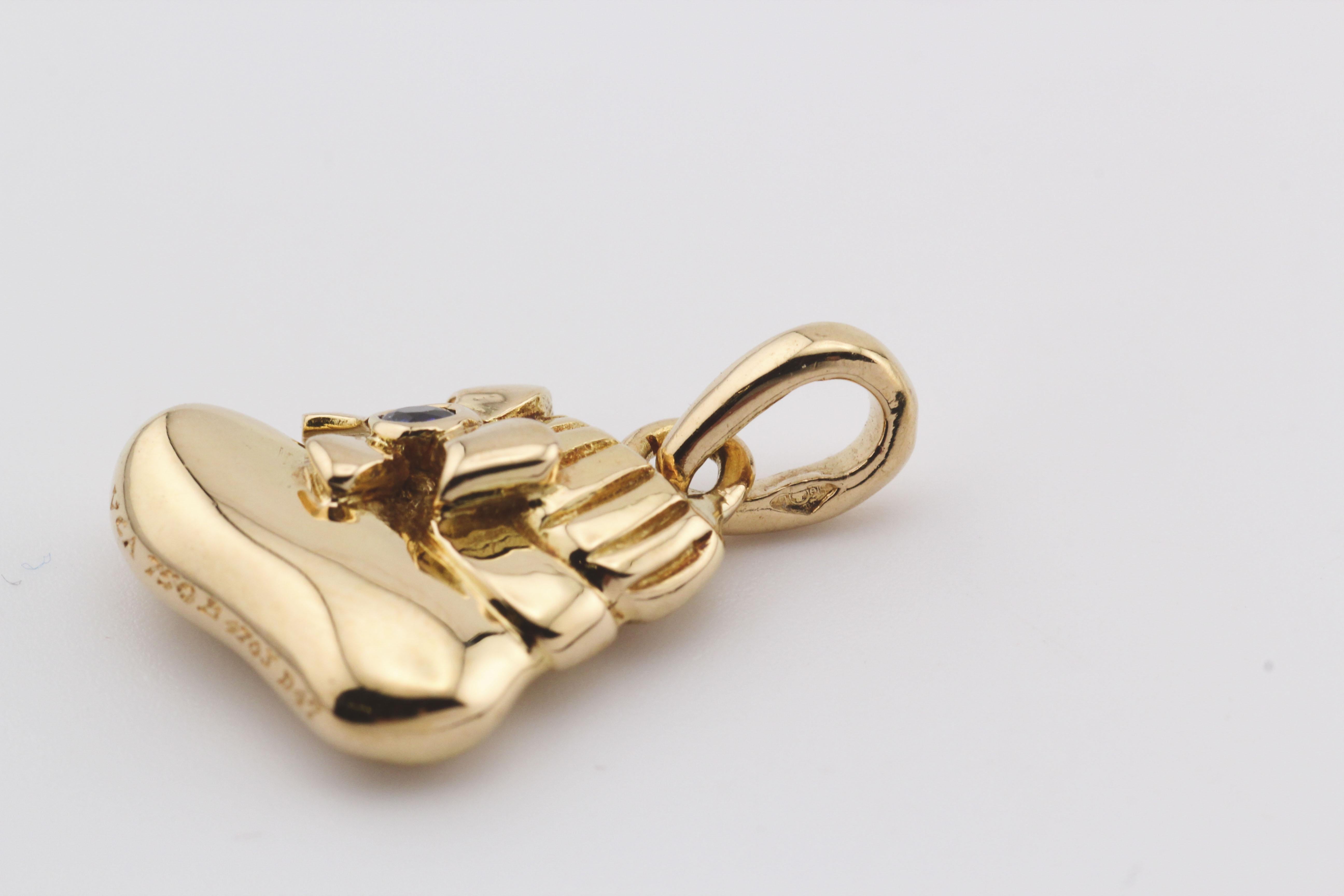 Taglio brillante Van Cleef & Arpels, zaffiro in oro 18 carati, Charm a forma di scarpetta da bambino  Ciondolo in vendita