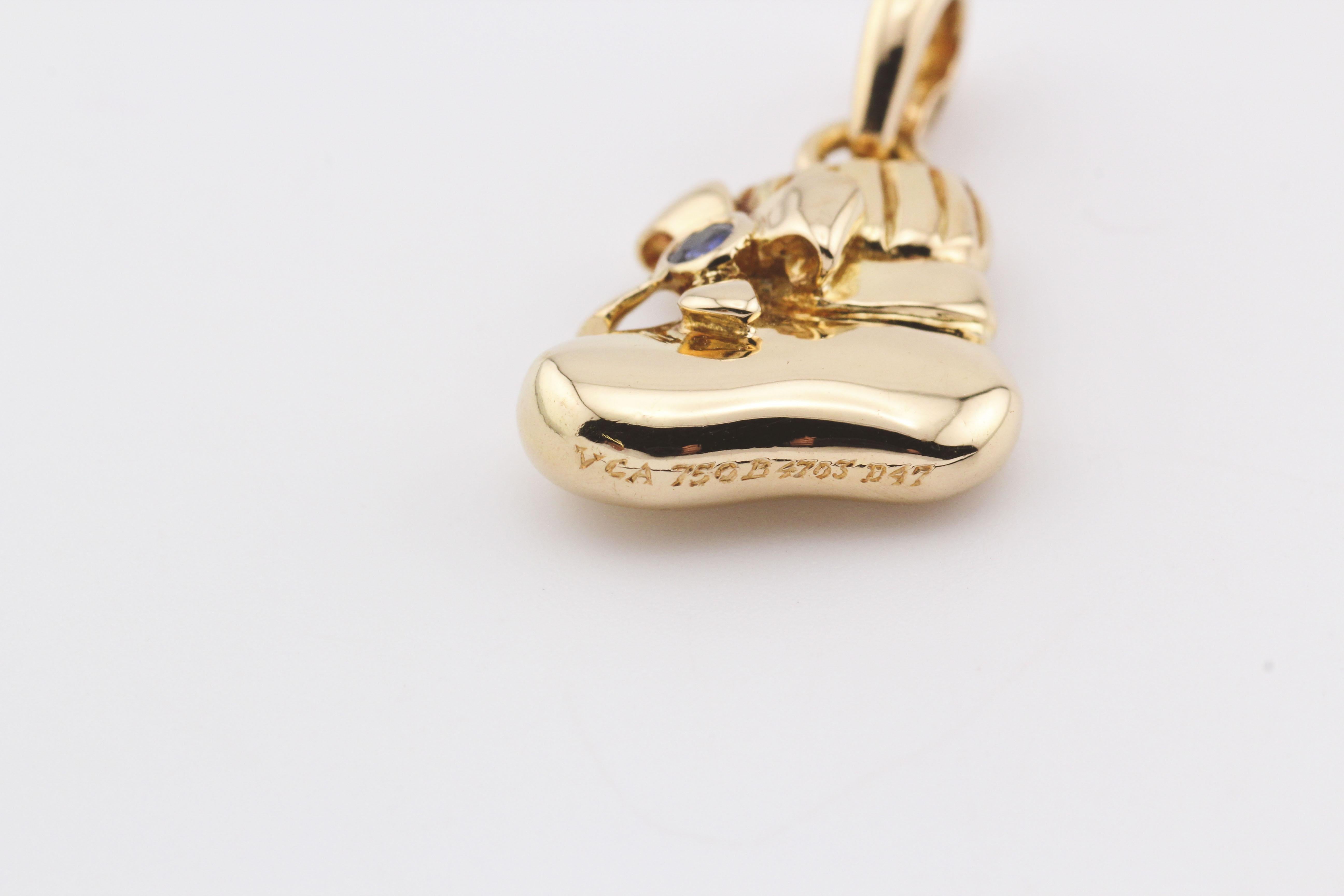 Van Cleef & Arpels, zaffiro in oro 18 carati, Charm a forma di scarpetta da bambino  Ciondolo In condizioni buone in vendita a Simpsonville, SC